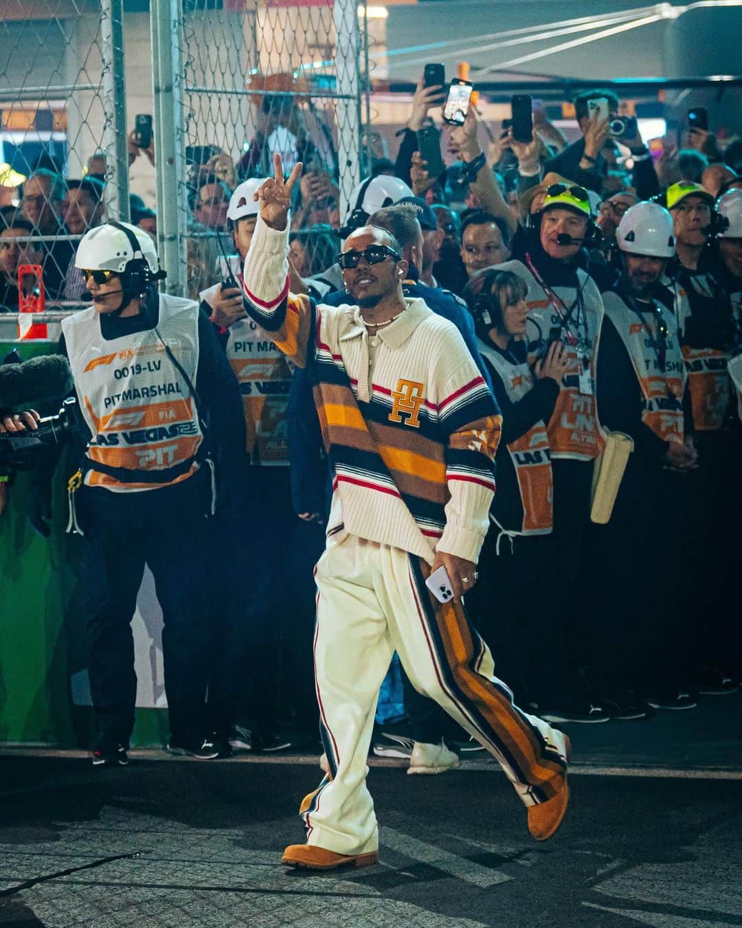 Tommy Hilfigerさんのインスタグラム写真 - (Tommy HilfigerInstagram)「Las Vegas laps in #TommyxPendleton gear with #LewisHamilton. @mercedesamgf1 #F1 #Formula1 #LasVegasGP」11月20日 1時32分 - tommyhilfiger