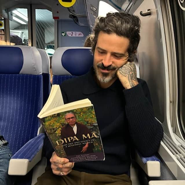 デヴェンドラ・バンハートさんのインスタグラム写真 - (デヴェンドラ・バンハートInstagram)「Tour Chunks Again!   Books edition.   Switzerland, Italy, Vienna this week 💙」11月20日 1時27分 - devendrabanhart