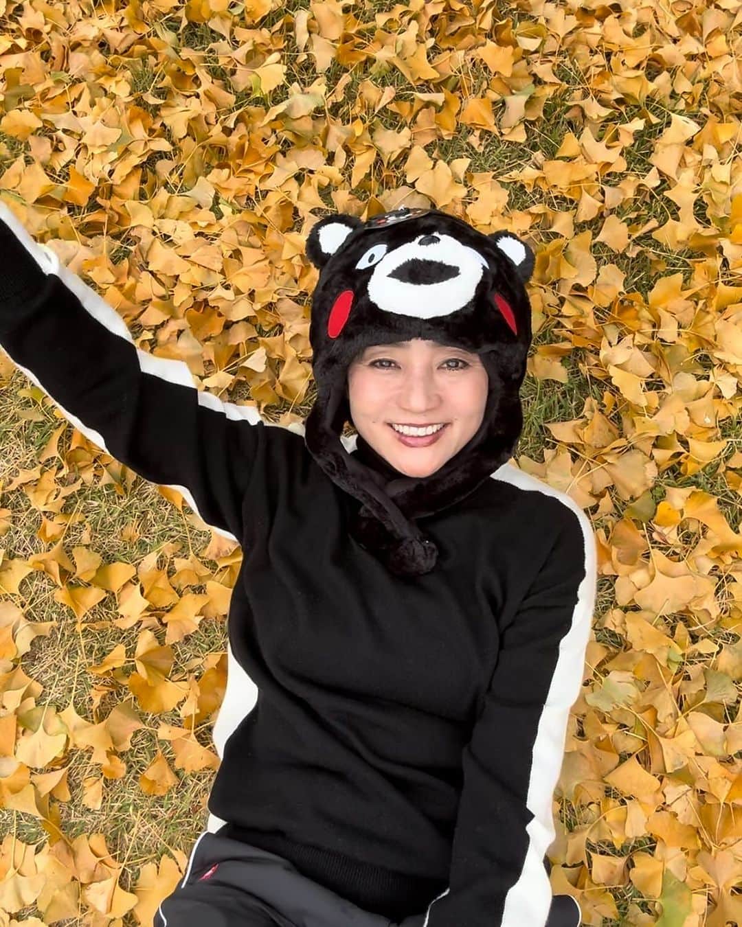 橋本志穂のインスタグラム：「熊本でくまモンに扮して 紅葉楽しんだ  #くまモン #紅葉」