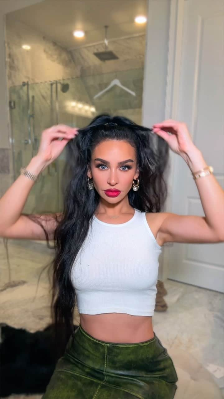 Carli Bybelのインスタグラム：「Get ready with me🥀 #classicglam #redlip #makeup #thebeautybybel」