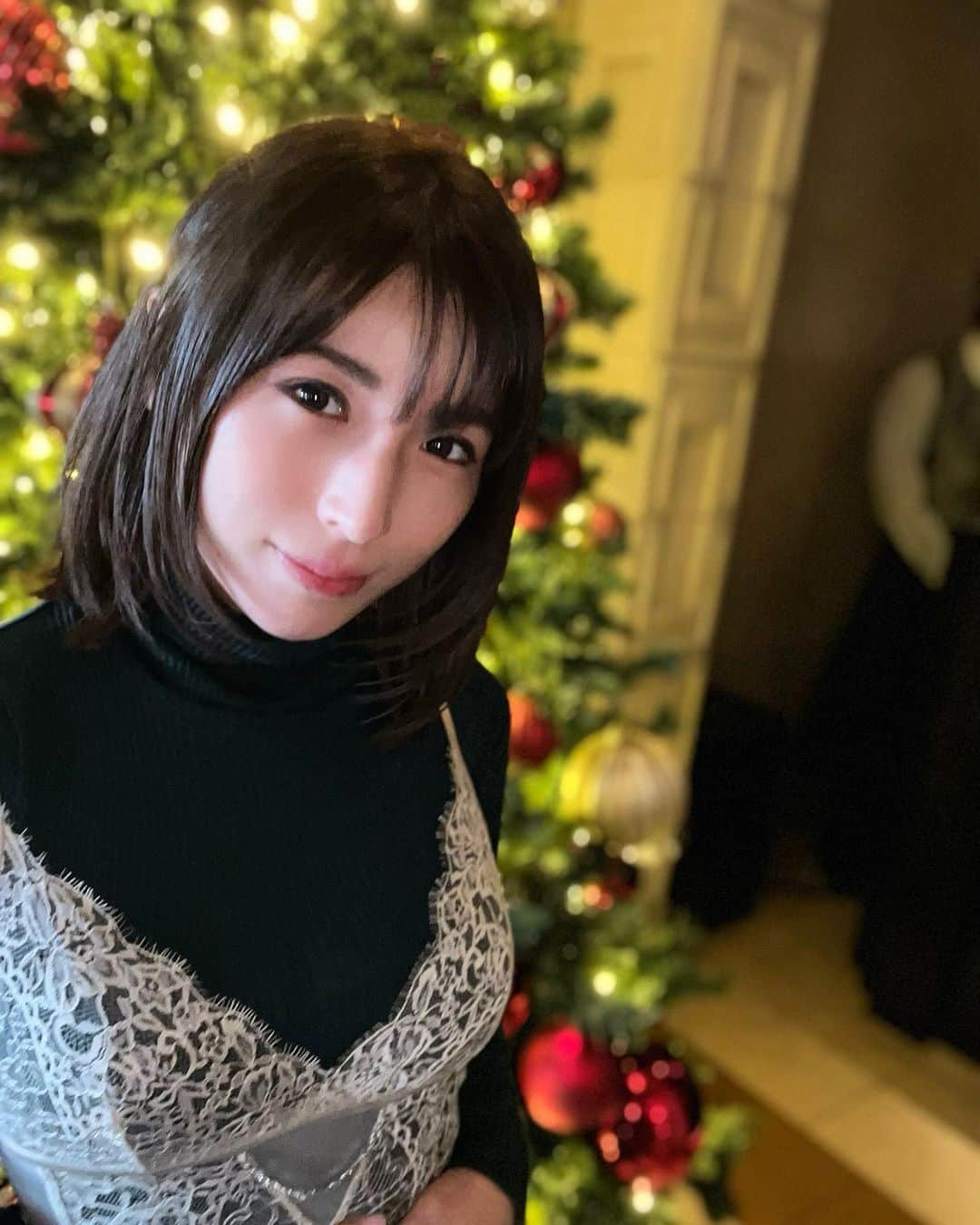 星野ナミのインスタグラム：「In front of Christmas tree🎄 Wonder if Santa will come this year.. 🎅  もう冬ですね🌟  #winter #winterstyle #wintervibes #winterdecor #winterseason❄️」