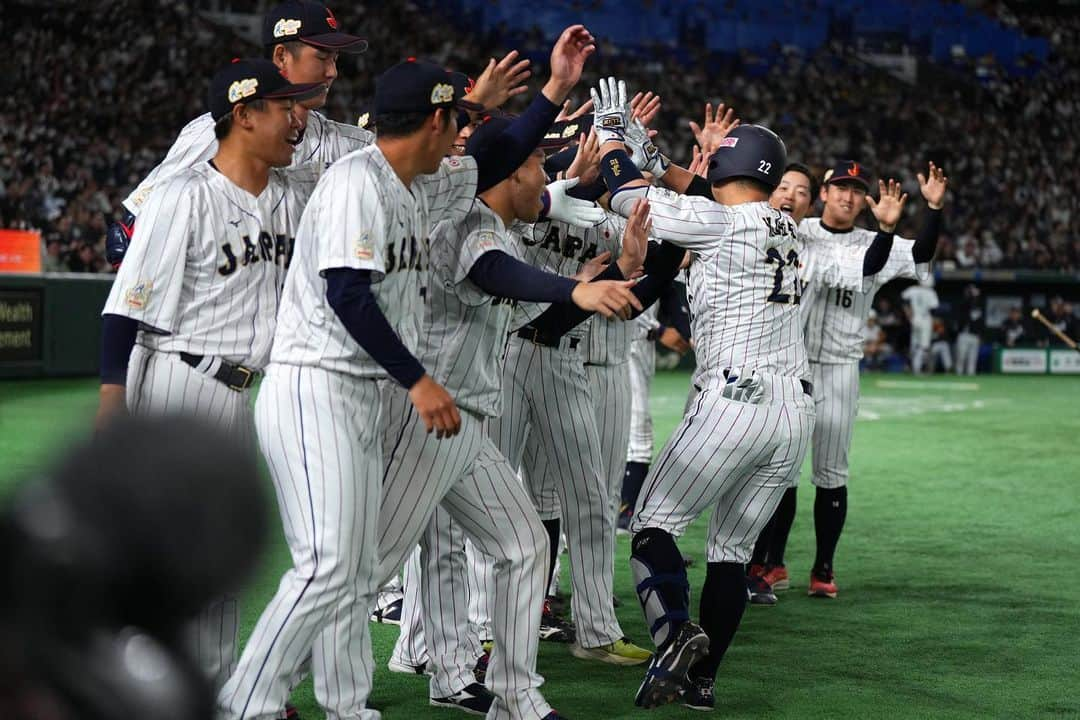 侍ジャパンさんのインスタグラム写真 - (侍ジャパンInstagram)「19日、東京ドームで「カーネクスト アジアプロ野球チャンピオンシップ2023」の決勝戦が行われ、韓国と対戦した侍ジャパン。延長タイブレークの末に門脇誠選手のサヨナラ打で4対3と逆転サヨナラ勝ちを収め、大会連覇を果たしました。  https://www.japan-baseball.jp/jp/news/press/20231119_1.html  #侍ジャパン #アジチャン #井端弘和 #今井達也 #牧秀悟 #根本悠楓 #万波中正 #桐敷拓馬 #古賀悠斗 #門脇誠」11月20日 1時31分 - samuraijapan_official