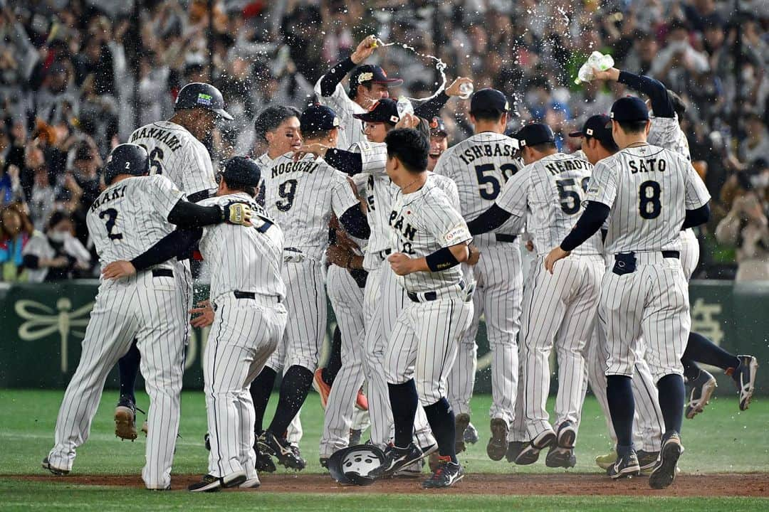 侍ジャパンさんのインスタグラム写真 - (侍ジャパンInstagram)「19日、東京ドームで「カーネクスト アジアプロ野球チャンピオンシップ2023」の決勝戦が行われ、韓国と対戦した侍ジャパン。延長タイブレークの末に門脇誠選手のサヨナラ打で4対3と逆転サヨナラ勝ちを収め、大会連覇を果たしました。  https://www.japan-baseball.jp/jp/news/press/20231119_1.html  #侍ジャパン #アジチャン #井端弘和 #今井達也 #牧秀悟 #根本悠楓 #万波中正 #桐敷拓馬 #古賀悠斗 #門脇誠」11月20日 1時31分 - samuraijapan_official