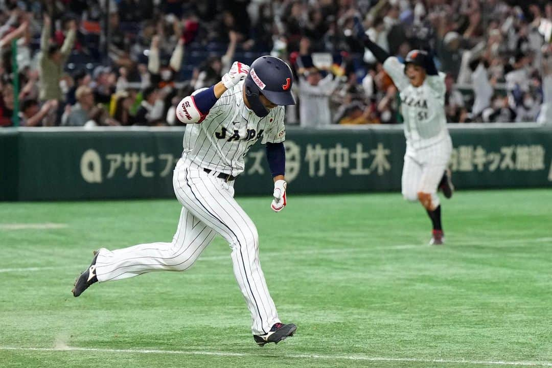 侍ジャパンさんのインスタグラム写真 - (侍ジャパンInstagram)「19日、東京ドームで「カーネクスト アジアプロ野球チャンピオンシップ2023」の決勝戦が行われ、韓国と対戦した侍ジャパン。延長タイブレークの末に門脇誠選手のサヨナラ打で4対3と逆転サヨナラ勝ちを収め、大会連覇を果たしました。  https://www.japan-baseball.jp/jp/news/press/20231119_1.html  #侍ジャパン #アジチャン #井端弘和 #今井達也 #牧秀悟 #根本悠楓 #万波中正 #桐敷拓馬 #古賀悠斗 #門脇誠」11月20日 1時31分 - samuraijapan_official