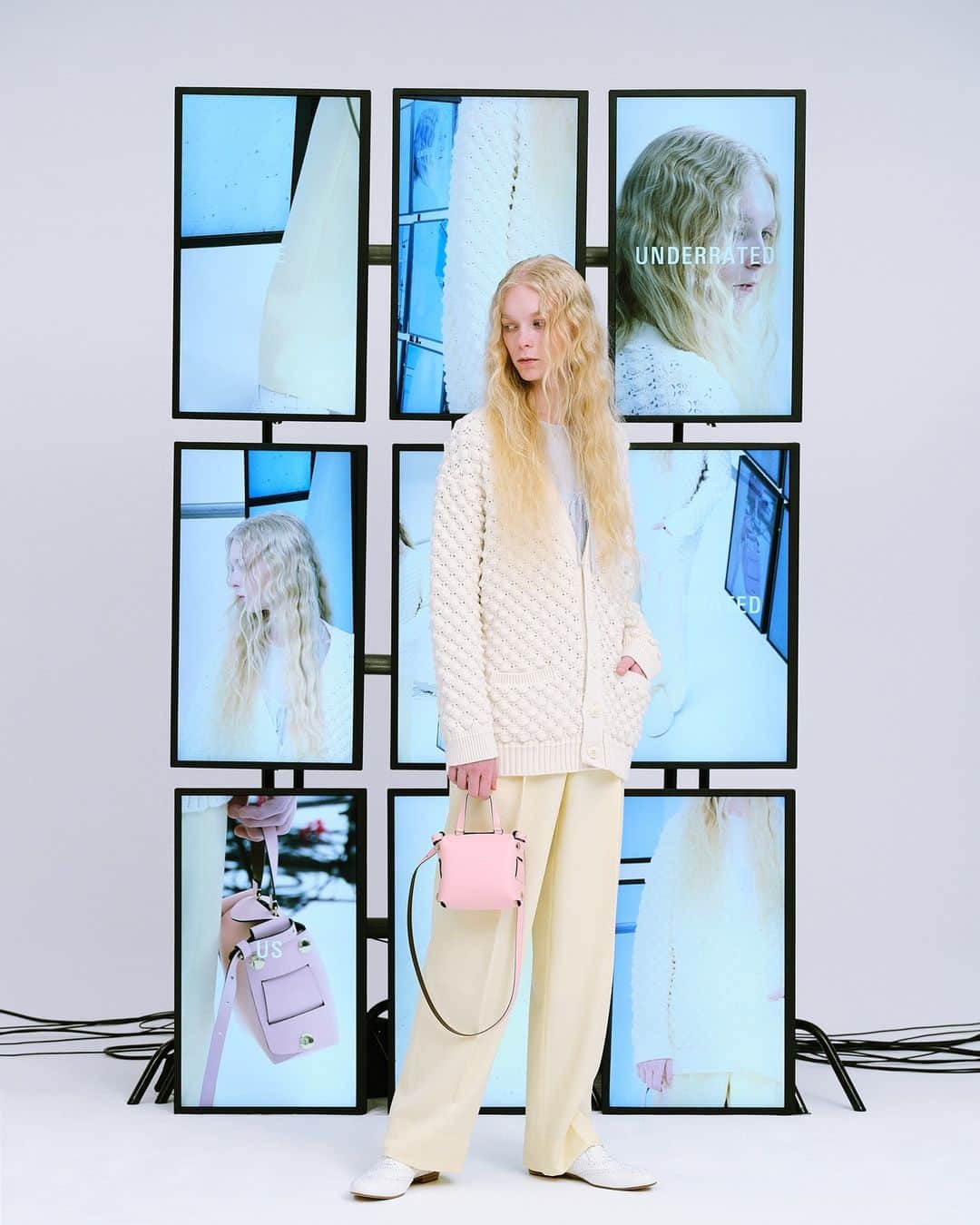ビューティフルピープルさんのインスタグラム写真 - (ビューティフルピープルInstagram)「Pre-Spring 2024 Collection⁠ "FREE FROM STEREOTYPES"⁠ ⁠ ◻︎cotton shark skin knitting cardigan⁠ color: ⁠charcoal/pink/ecru⁠ size: 34/38⁠/42⁠ ⁠ ◻︎cotton shark skin knitting pullover⁠ color: ⁠charcoal/pink/ecru⁠ size: 36/38⁠ ⁠ ⁠ サメ肌をインスピレーションにしたユニークな柄行のカーディガン。ざらつきのあるサメ肌の質感をニット特有の凹凸感の出る編み方で表現しています。ローゲージの凹凸感で成型編みのニットらしさを感じます。 ⁠わたに近い状態の綿糸を杢糸状態に組んだリリヤーン糸を使用⁠。撚りのない綿糸は光沢感を残しつつも、しっとりと柔らかな質感を持ち合せています。綿でありながらも温かみのある風合いが特徴⁠です。 ⁠ ⁠ －－－⁠ ⁠ 固定概念から自由になる。⁠ ⁠ 私たちには「英国的だね」「西海岸の雰囲気だ」 ⁠ というステレオタイプのイメージが存在する。⁠ ⁠ それは玄人にも素人にも。⁠ ⁠ ステレオタイプを逆手にとって、⁠ 自由なクリエーションを表現しよう。⁠ ⁠ 普遍的な視点を変えるとどうなるのだろうか。⁠ ⁠⁠ 正面ではない別の角度からとらえることで昇華するパターン。⁠ ディテールを異なる位置、異なる素材に置き換えることで生まれる新たなデザイン。⁠ ⁠ 固定された概念から解き放たれ、 ⁠ 新しいものさしを携えるコレクション。⁠ ⁠ ⁠ What happens when you reverse the stereotypes and express your free creation?⁠ What happens when you change the universal point of view?⁠ ⁠ Patterns sublimate by being seen from a different angle than the front. New designs are created by replacing details with different positions and materials.⁠ ⁠ A collection design based on the classic items but breaking free from the normals.⁠ A collection that is free from fixed concepts and carries a new perspective.⁠ ⁠ Free from stereotypes.⁠ ⁠ －－－⁠ ⁠ Pre-orders are now available on beautiful-people.jp. ⁠ Launch early-December. ⁠ ⁠ ■Online store⁠ www.beautiful-people.jp⁠ ※ 11/18 - 12/8 までの期間中に、予約分は国内送料無料にてお届けします。⁠ ⁠ ■Global Online store⁠ www.beautiful-people-creations-tokyo.com⁠ ⁠ ■ 青山店⁠⁠⁠⁠ 東京都港区南青山3-16-6⁠⁠⁠⁠ ⁠⁠⁠⁠ ■ 新宿伊勢丹店⁠ 伊勢丹新宿店本館2階　⁠⁠⁠⁠TOKYOクローゼット/リ・スタイルTOKYO⁠⁠⁠⁠ ⁠⁠⁠⁠ ■ 渋谷PARCO店⁠ 渋谷パルコ2階⁠ ⁠ ■ ジェイアール名古屋タカシマヤ店⁠ ジェイアール名古屋タカシマヤ4階　モード＆トレンド「スタイル＆エディット」⁠⁠⁠⁠ ⁠⁠⁠⁠ ■⁠阪急うめだ店⁠ 阪急うめだ本店3階　モード⁠⁠⁠⁠ ⁠ #beautifulpeople⁠ #ビューティフルピープル⁠ #DOUBLEEND⁠ #ダブルエンド⁠ #FreefromStereotypes⁠ #everythingisbeautiful⁠ ⁠」11月20日 7時05分 - beautifulpeople_officialsite
