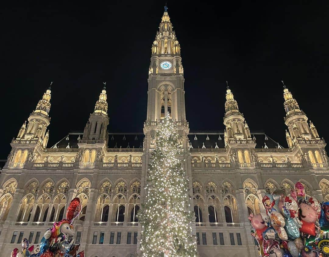 ジョン・ロス・ボウイのインスタグラム：「Vienna, you’re amazing. Danke for the hospitality. Let me know if you’re in these photos, I’ll tag you appropriately. 1. The Rathausplatz, Vienna’s city hall, decked out for Christmas. 2. This genius wins funniest cosplay. 3. Gamora and Starlord for most meticulous cosplay. 4. A very good Nadia from #wwdits  5. Birthday boy Eric with his great ‘66 Batman shirt. 6. My new nickname (it means fantasy jewelry).  Thanks, #viecc!!!」