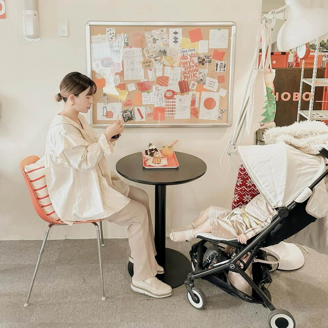 mai1220のインスタグラム：「@hobo.workroom  ⁡ AIMAIの2階に姉妹店が🧡 ほぼ事務所ってのもたまらん🥹👏 はるは寝ててくれたのでのんびりと〜 階段やったら諦めようと思ったけどエレベーターあり！ エレベーターまでと店内までに1.2段あるけどあたしは余裕でした☺️ 今は内装がクリスマスになってるよ🎄 ⁡ HOBO ⁡ 福岡県福岡市博多区博多駅前4-32-14 202 ⁡ 11:00〜18:00（金土〜23:00） ⁡ #福岡カフェ #福岡グルメ #カフェ巡り #福岡カフェ巡り #retrip_fukuoka #福岡グルメナビ #福岡カフェ部 #福岡cafe #福岡ランチ #博多カフェ #fukuokacafe #福岡子連れカフェ #男の子ママ #福岡ママと繋がりたい #福岡子連れ情報 #子連れカフェ福岡 #hobo #博多駅カフェ」