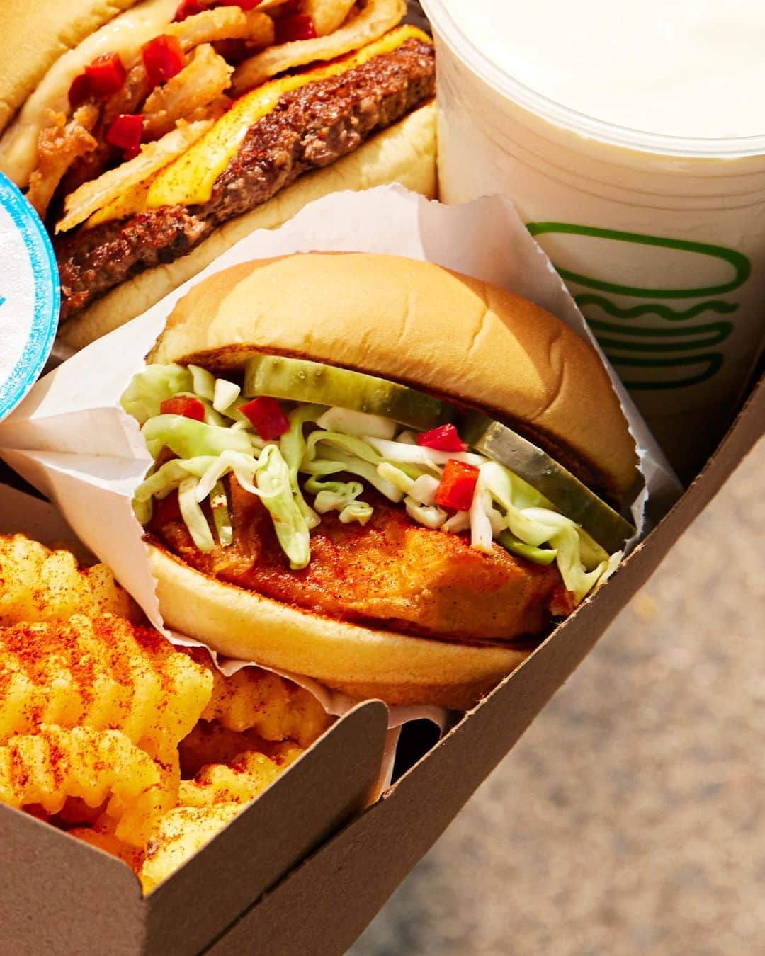 SHAKE SHACKのインスタグラム：「Your reminder that we serve crispy, white-meat chicken in four mouthwatering ways. 🤤  1. Hot Chicken  2. Avocado Bacon Chicken  3. Chicken Bites  4. Chicken Shack」