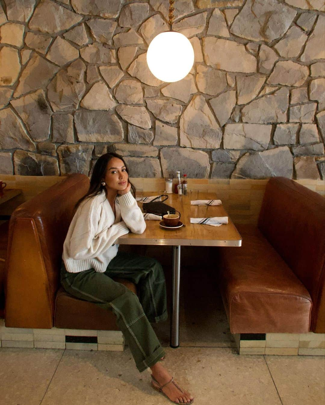 ジュリー・サリニャーナさんのインスタグラム写真 - (ジュリー・サリニャーナInstagram)「Just dinin’ at a diner in Palm Springs. 🌴  #palmsprings #palmspringsstyle #acehotel #diner」11月20日 1時38分 - sincerelyjules