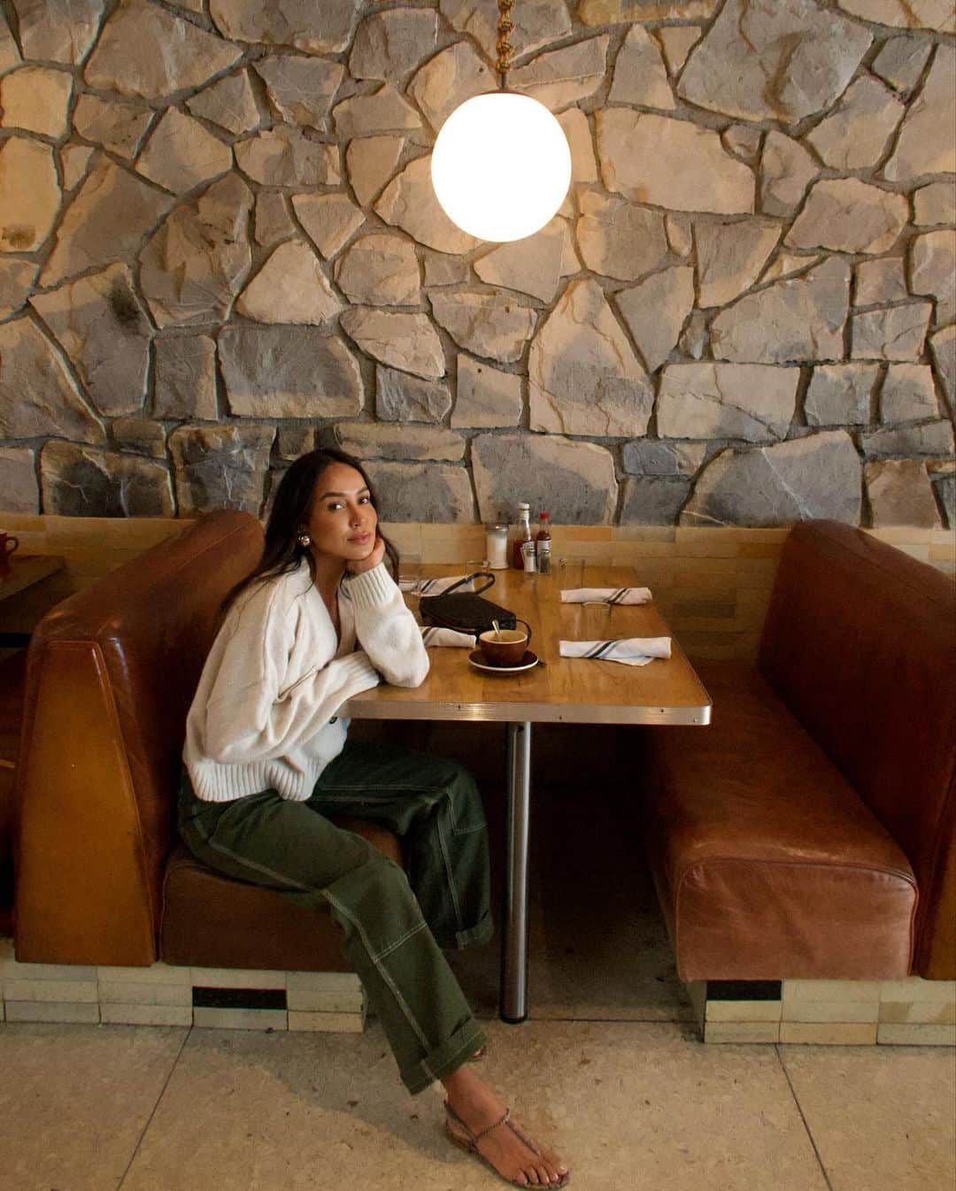 ジュリー・サリニャーナのインスタグラム：「Just dinin’ at a diner in Palm Springs. 🌴  #palmsprings #palmspringsstyle #acehotel #diner」