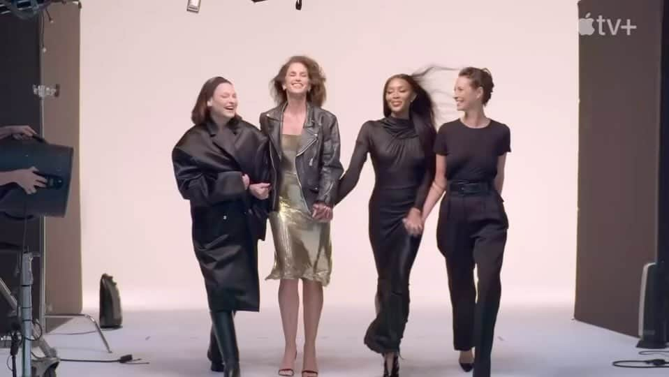 シンディ・クロフォードのインスタグラム：「This project has been so special to us ❤️ If you haven’t yet, go watch ‘The Super Models’ on @appletv! @naomi, @lindaevangelista and @cturlington #TheSuperModels」