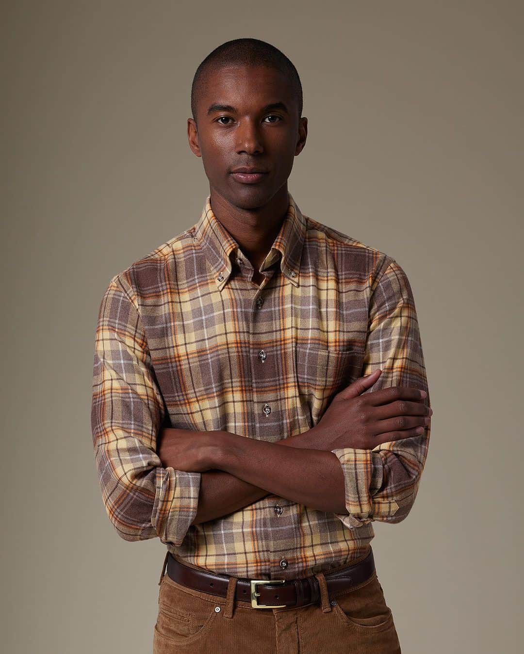 ポールスチュアートのインスタグラム：「The fall and winter seasons are the perfect opportunity to layer brown tones through your clothing and accessories. From our cord pants, plaid shirting, suede shoes, and wool plaid Highlander jacket—a bestseller essential for any wardrobe—each shade comes together for a refined ensemble that speaks through the patterns, cuts and textures from the newest Paul Stuart collection.   Discover more tone-on-tone style by visiting our website or our stores.」