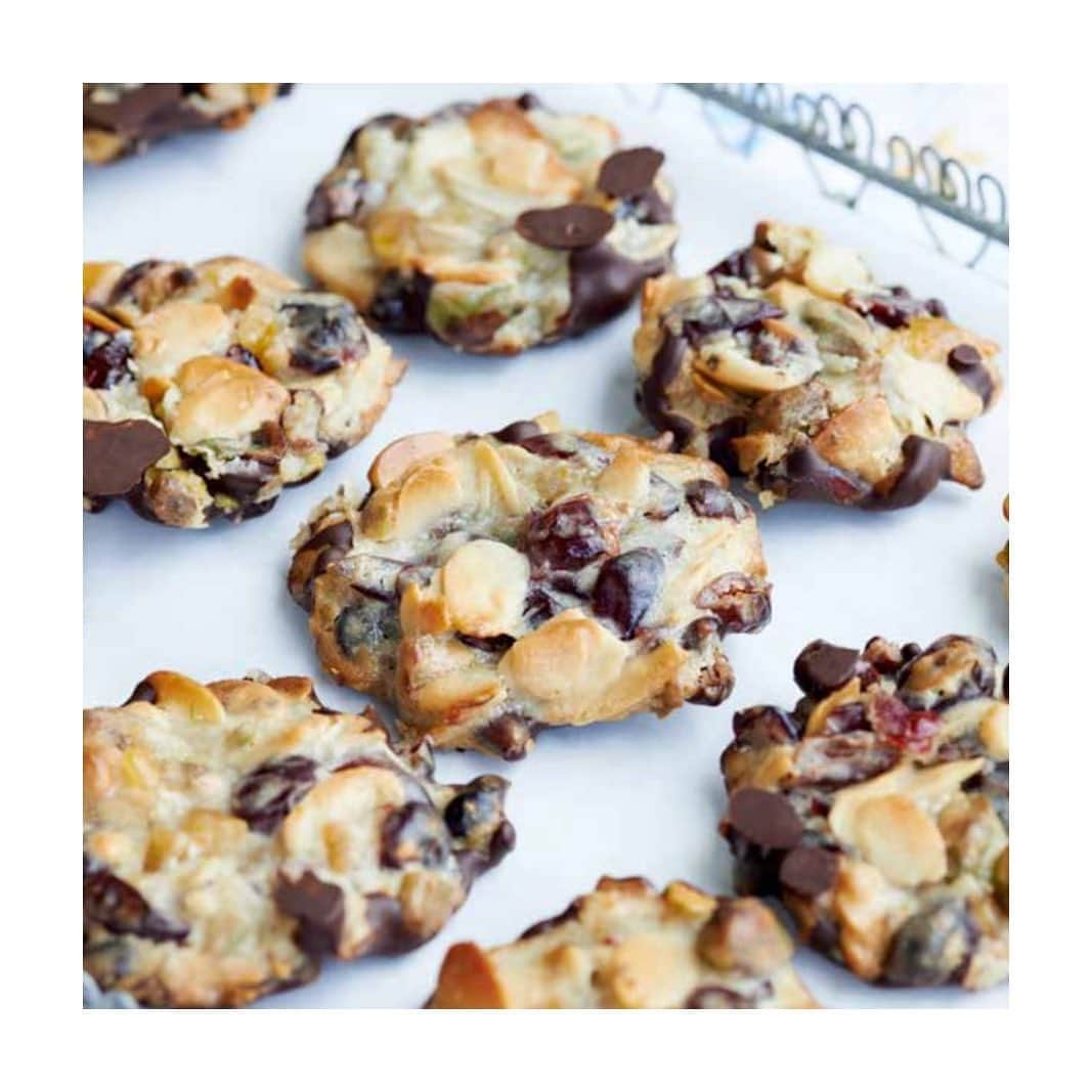 メアリー・マッカートニーのインスタグラム：「FLORENTINES   Yum, yum, yum x Mary  MAKES 20  Prep time: 15 minutes Cooking time: 10 minutes per batch  INGREDIENTS vegetable oil, for greasing the trays  45g plant butter or coconut oil 75g caster sugar 2 tablespoons buckwheat or all purpose flour  2 tablespoons plant based cream  50g almonds, roughly chopped, or flaked almonds 30g shelled pistachios, chopped zest of 1 lemon zest of 1⁄2 orange 50g dried cranberries, roughly chopped 150g dark chocolate (minimum 70% cocoa solids), broken into chunks   METHOD Preheat the oven to 180°C/gas mark 4. Lightly grease two baking trays with vegetable oil.  Warm the butter, sugar and flour in a small saucepan over a medium heat, stirring often, until the butter has melted. Remove from the heat, allow to cool slightly and gradually add the cream, stirring well until combined. Add the almonds, pistachios, lemon and orange zest and cranberries and mix well until everything is thoroughly combined.   Drop 1 heaped teaspoonful of the florentine mixture at a time on the prepared baking trays, leaving a 3cm gap between each one so they don’t merge together during baking. Press them down a little with the back of the spoon to flatten.  Bake the florentines for 10 minutes, or until golden brown. Remove from the oven and set aside to cool on their trays for a couple of minutes. Then carefully lift them off with a palette knife and transfer to a wire cooling rack or plate.  Melt the chocolate chunks in a heatproof bowl over a pan of simmering water (not letting the bowl touch the water). Stir until smooth and just melted.  When the florentines are completely cool, flip them over so that the flat base is facing upwards. Spread the melted chocolate lightly and evenly over the bases and set aside to cool and set.   Enjoy x」