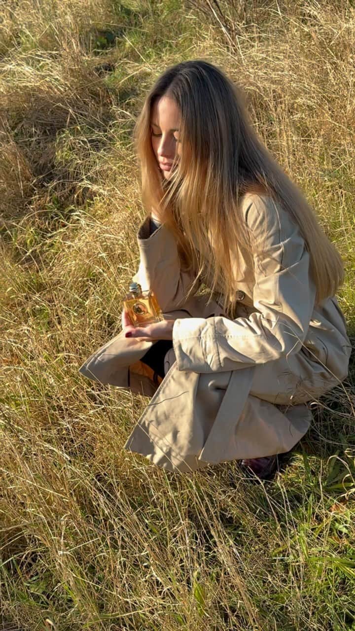 Mathilde Goehlerのインスタグラム：「Advertisement. Bringing out every inner goddess with Burbery Goddess Eau de Parfum @Burberrybeauty @matasdk #BurberryBeauty #BurberryGoddess」