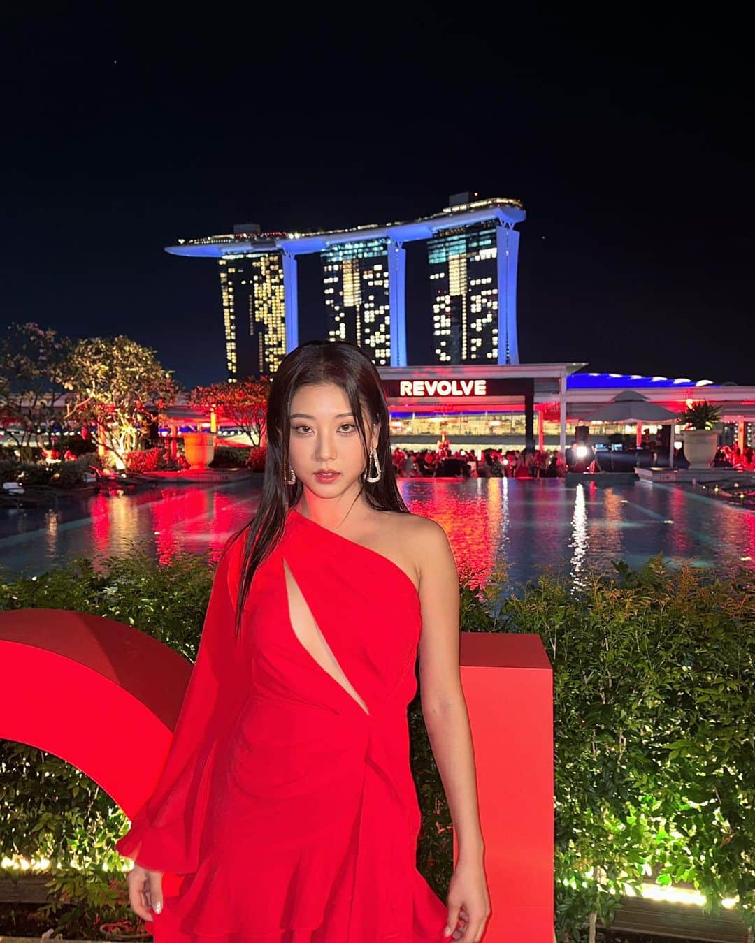 チャン・スンヨンのインスタグラム：「RED NIGHT 👠🌹🍄  #REVOLVEAroundTheWorld」