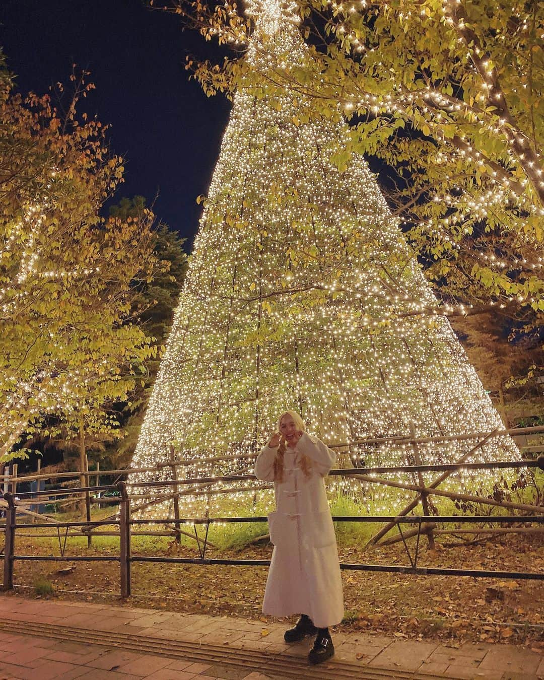 糸原沙也加さんのインスタグラム写真 - (糸原沙也加Instagram)「🌲普通に撮ってもらおうと思ったけど  「あ。待って、飛ぶわ！」 と思いつき  ジャーーンプ！💨 して満足\(◦˙-˙◦)/  の流れ📸✔️  #いとっちと過ごしたら」11月20日 1時57分 - sayaka_itohara