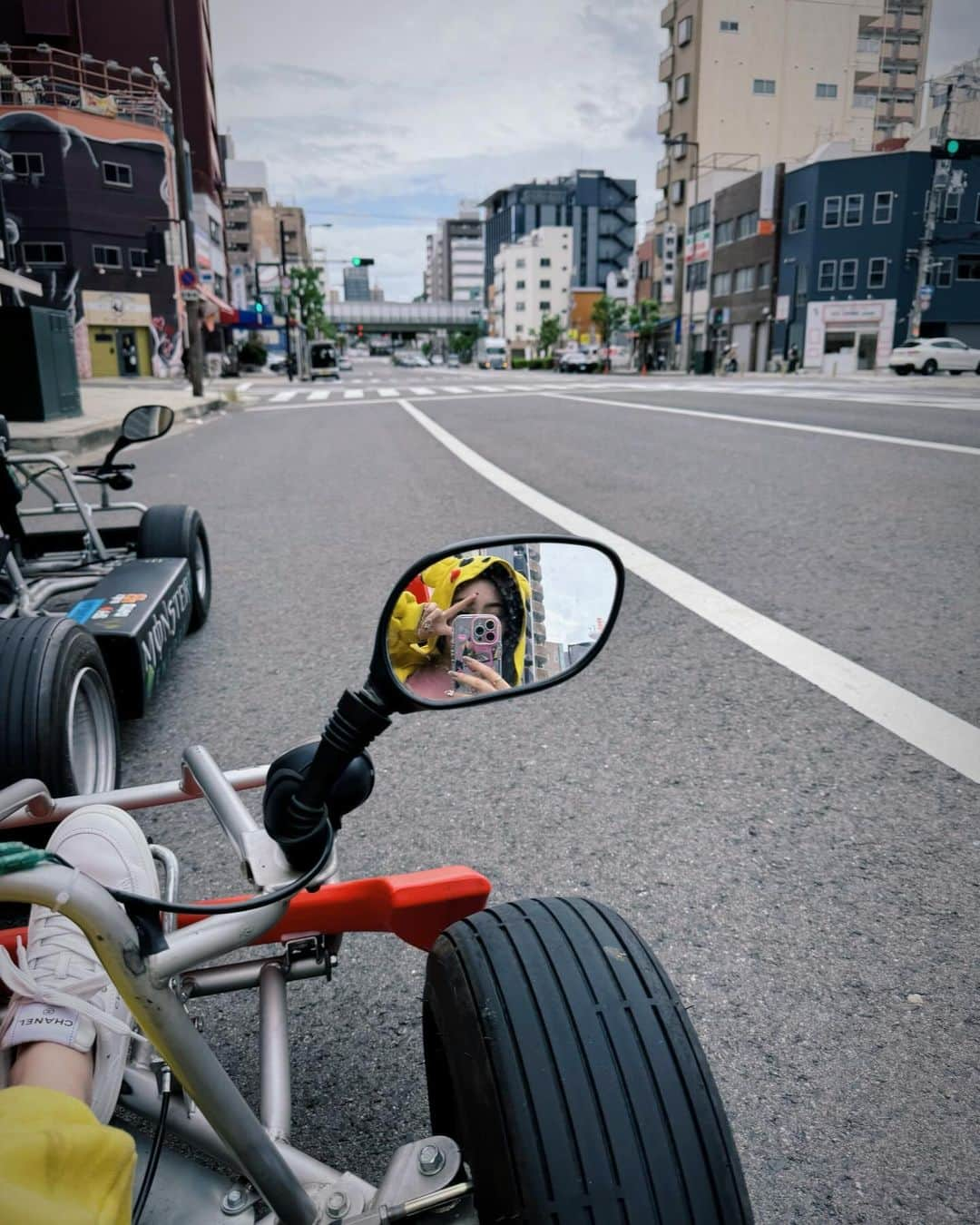 張楚珊のインスタグラム：「🏎️ 卡丁車初體驗🇯🇵 趕快收藏⭐️  第一次去大阪 體驗了真是在街上開的卡丁車！ 在Klook訂的 我們只訂了一小時，其實一小時就很夠了😂 會帶你繞繞大阪的街道 記得要先辦理日本/國際駕照 要帶著去唷☑️ 那邊有一些有衣服可以借來穿 我選了皮卡丘的⚡️💛 （我覺得可穿因為開在路上風挺大的） 而且穿了拍照好可愛๑•͈ᴗ•͈๑  會有教練帶著同時段的人一起開 我們很幸運開在教練的後面 等於第一組 完全可以跟著教練速度飆車(威) 開在馬路上真的好不真實⋯好酷的體驗 有幾段直線的時候教練會讓大家微飆車 是真的蠻快⋯！！ 整個很有感 大踩油門好爽哈哈哈哈哈哈 一個小時下來其實會開到有點累 但我覺得好值得 好好玩🏎️🇯🇵💛💛 #大阪卡丁車 #大阪 #卡丁車初體驗」