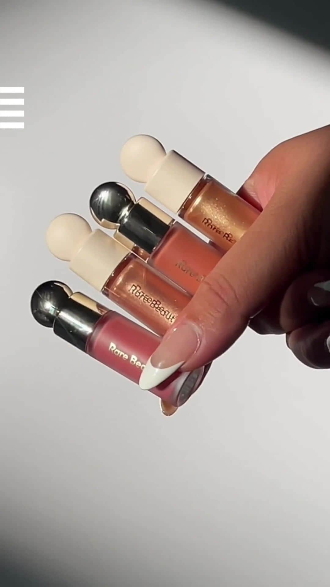 セフォラのインスタグラム：「Révélez votre glow avec ces quatre incontournables @rarebeauty, en format mini ! ✨🌸🌸⁣ ⁣ Le kit Blush & Glow contient :⁣ ✨ 2 blushs liquides Soft Pinch ⁣ ✨ 2 highlighters Positive Light ⁣ ⁣ Uniquement chez Sephora.⁣ #SephoraFrance #Makeup #Rarebeauty」