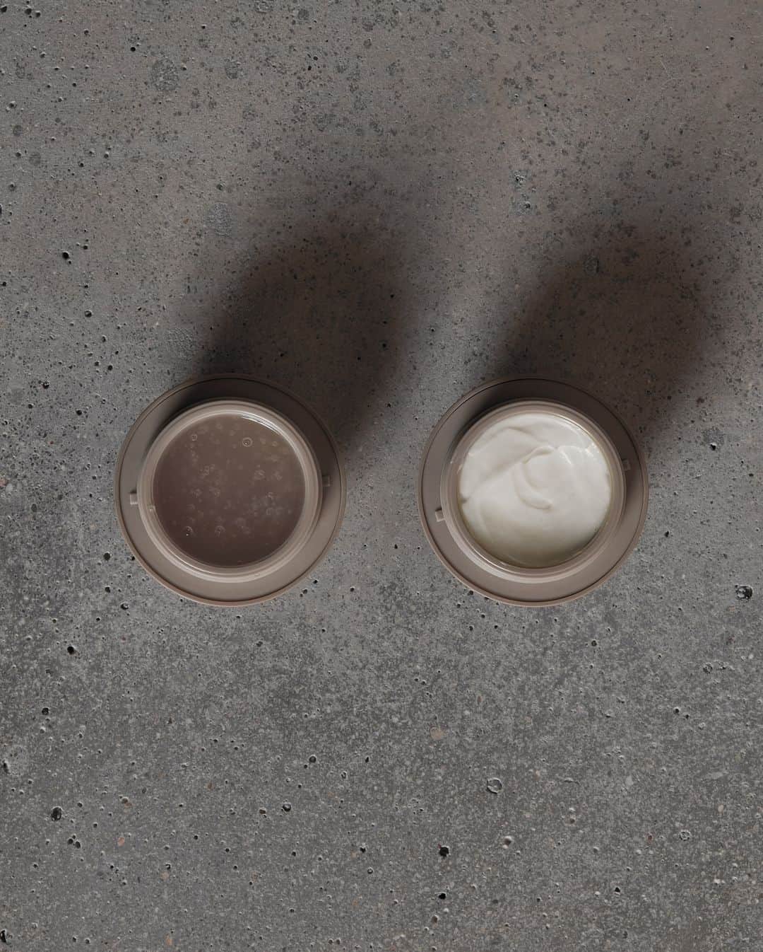 キム・カーダシアンのインスタグラム：「Great skincare finally comes in small packages. Featuring mini jars of the Resurfacing Mask and Face Cream, the Mini Face Duo set is perfectly sized to try, gift, or travel with. ✨  Launching on November 21st, exclusively at SKKNBYKIM.com」