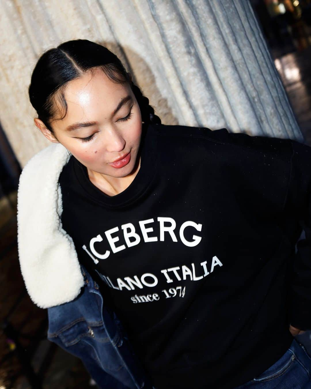 アイスバーグさんのインスタグラム写真 - (アイスバーグInstagram)「City chic in Milan vibes with @korlanmadi. The black sweatshirt, a sustainable dream in pure cotton with the ICEBERG MILANO ITALIA logo, steals the scene - perfectly paired up with the denim co-ord set.  #iceberg1974 #iceberg #IcebergMilanoItalia #korlanmadi」11月20日 2時00分 - iceberg