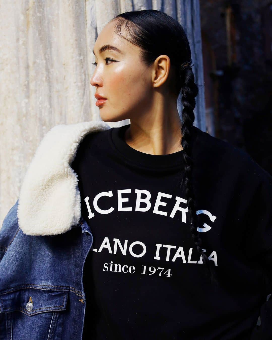 アイスバーグさんのインスタグラム写真 - (アイスバーグInstagram)「City chic in Milan vibes with @korlanmadi. The black sweatshirt, a sustainable dream in pure cotton with the ICEBERG MILANO ITALIA logo, steals the scene - perfectly paired up with the denim co-ord set.  #iceberg1974 #iceberg #IcebergMilanoItalia #korlanmadi」11月20日 2時00分 - iceberg