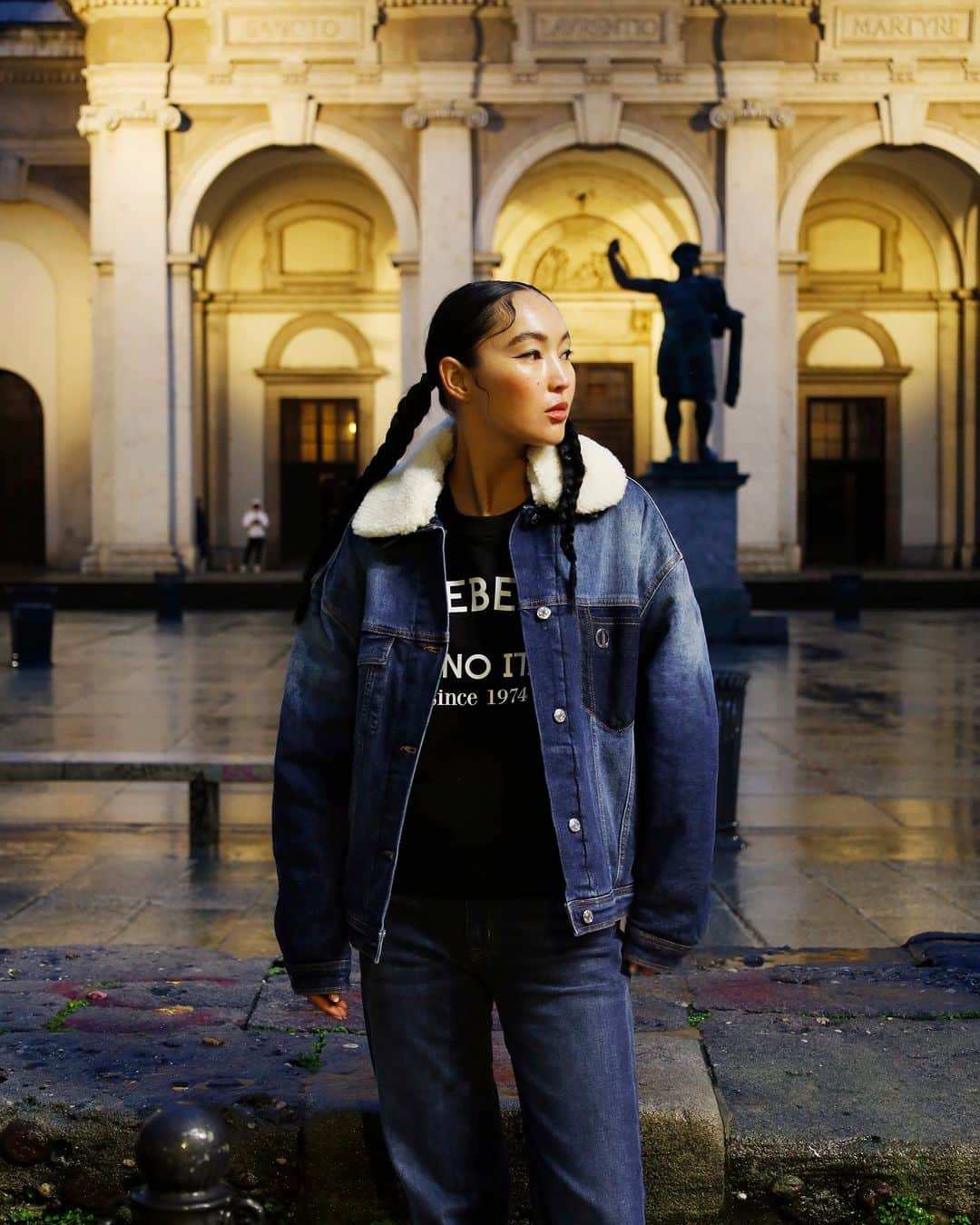アイスバーグのインスタグラム：「City chic in Milan vibes with @korlanmadi. The black sweatshirt, a sustainable dream in pure cotton with the ICEBERG MILANO ITALIA logo, steals the scene - perfectly paired up with the denim co-ord set.  #iceberg1974 #iceberg #IcebergMilanoItalia #korlanmadi」