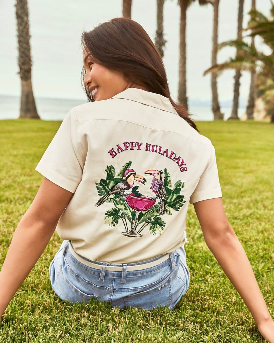 トミー バハマのインスタグラム：「Holiday-Exclusive Shirts? *Toucan* play at that game! Get yours before the last one takes flight.」