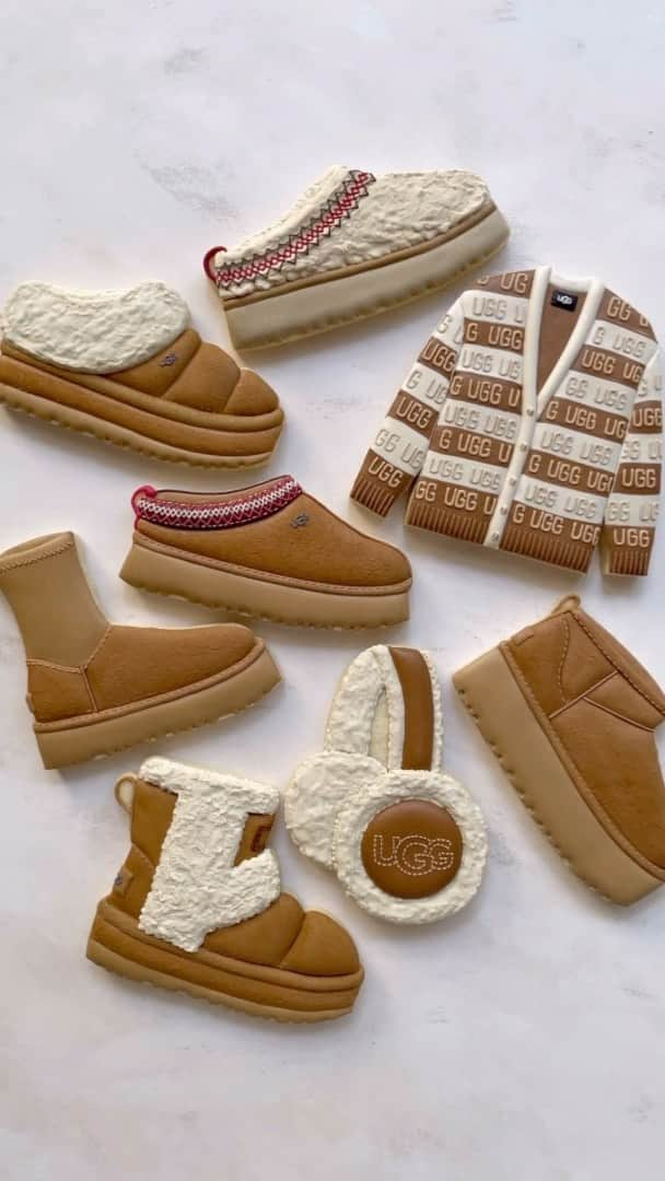 アグのインスタグラム：「Not to brag, but we look good as a cookie. 🍪 Shop our gift guide now so you’re not left with cookie crumbs.  Video and cookies by: @thecookiegallery / The Cookie Gallery  #UGG #FeelsLikeUgg #HolidayShopping #GiftGuide」