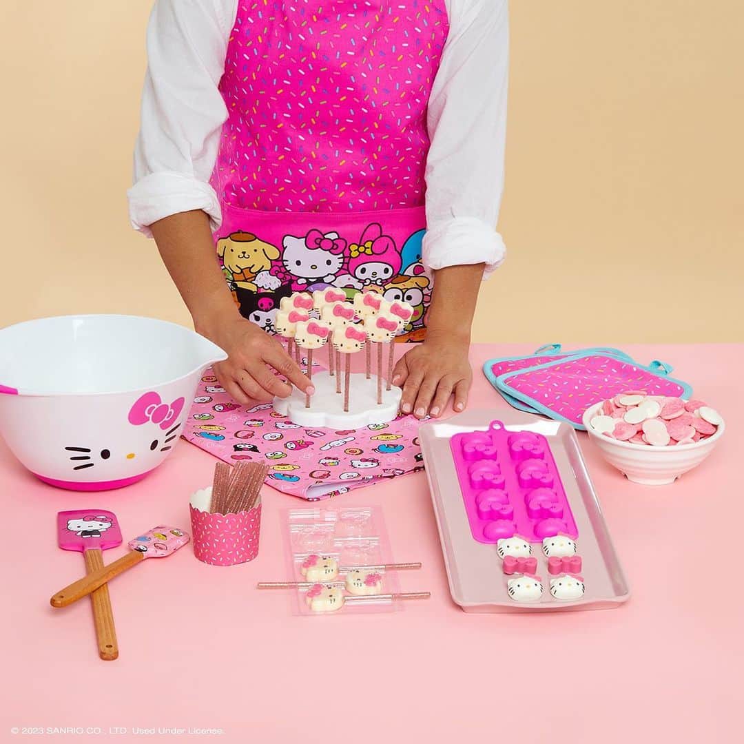 Hello Kittyさんのインスタグラム写真 - (Hello KittyInstagram)「Your kitchen just got sweeter 🍰💗🍪 Shop new Hello Kitty and Friends baking essentials now at @michaelsstores. Link in bio!」11月20日 2時04分 - hellokitty