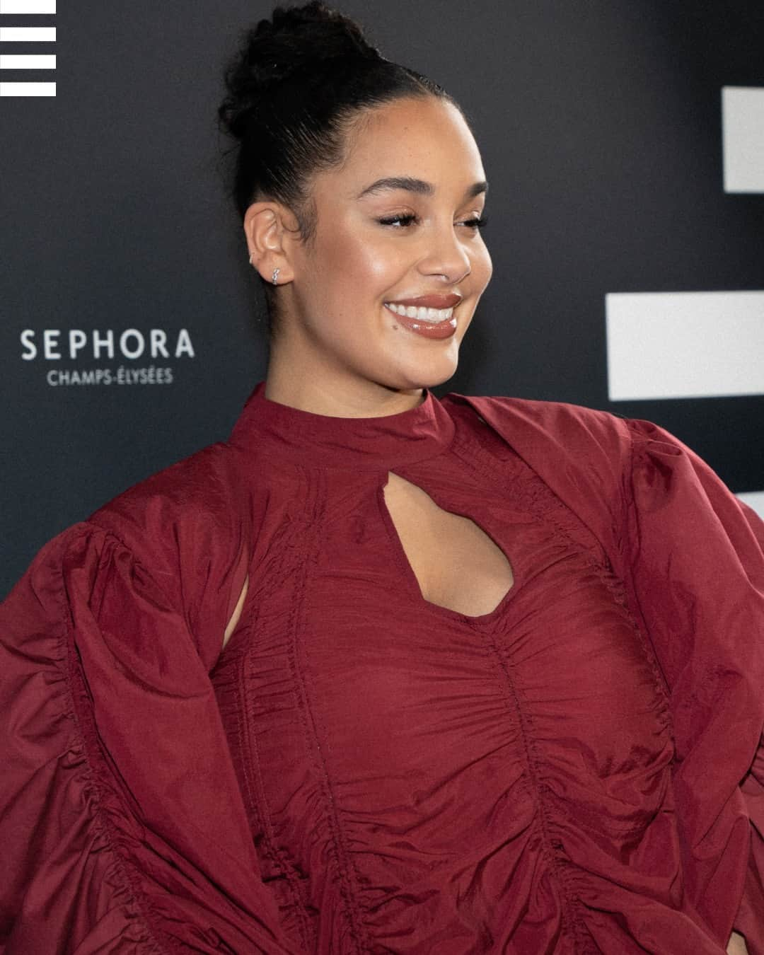 セフォラのインスタグラム：「Quelle soirée mémorable au Sephora Champs-Elysées! ⁣ C'etait l'occasion de célébrer la transformation de cette adresse incontournable, de se laisser inspirer et d'expérimenter en beauté. ⁣ Merci encore à @jorjasmith_ pour cet incroyable showcase, à @daphneburki pour l'ambiance, à la maire de Paris @lenamahfouf, @alishaboe, @shayizi , @jouannetchloe, @adutakech et tant d'autres d'avoir partagé ce moment à nos cotés 🥰⁣」