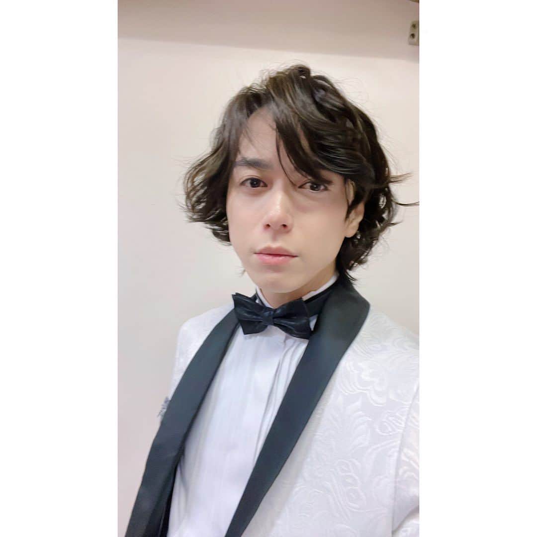 塩谷瞬のインスタグラム：「『TheGreatGatsby 大阪』  大阪公演 千秋楽ありがとうございました！✨  初日は不思議と涙が止まらなかった✨  千秋楽はまた違う感覚で、 舞台は仲間達と一緒に階段登って行く感じが本当に楽しいです✨  次は東京公演 11/23〜11/27 三越劇場にて、 絶対来てね！✨🌹  みんなありがとう！✨  J ・Gatsby / 塩谷 瞬」
