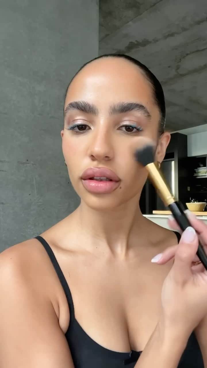 パット・マグラスのインスタグラム：「HOLIDAY SPARKLE ✨✨✨ Get ready to dazzle this season with @brriannaanderson’s gorgeous glam featuring #PatMcGrathLabs’ NEW LIMITED EDITION Bijoux Brilliance palette, Divine Blush + Bronze + Glow Trio: Nirvana in Bloom, and bold DARK STAR mascara. The ultra-wearable, blendable formulas make holiday majorness effortless! ✨✨✨ SHOP NOW at PATMcGRATH.COM  ✨STARRING✨ Bijoux Brilliance Eye Shadow Palette: Sunset Romance Divine Blush + Bronze + Glow Trio: Nirvana in Bloom DARK STAR Colour Blitz Mascara ‘AZURE ALLURE’ - Vivid Aqua Blue MatteTrance™ ‘OMI’」