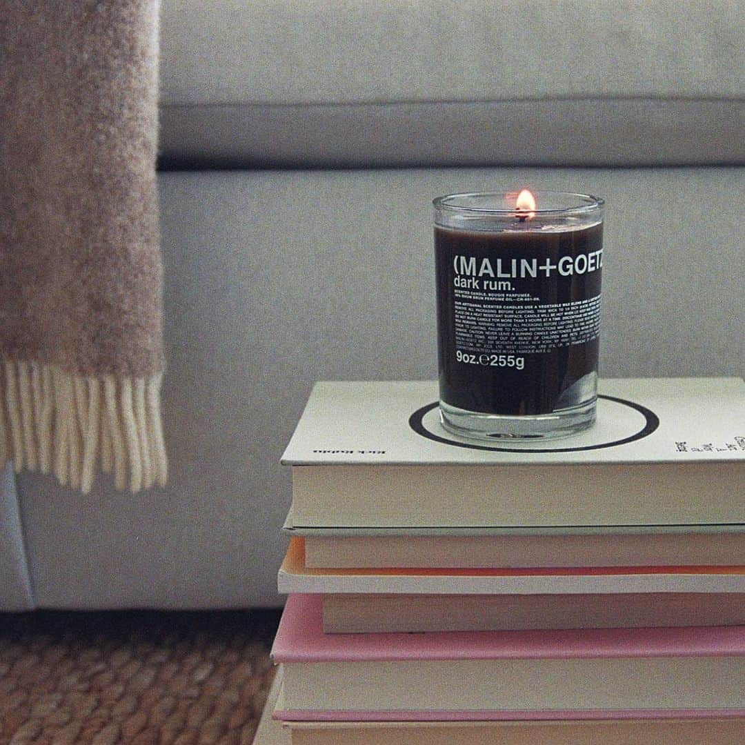 マリン&ゴッツのインスタグラム：「combat the cold weather with our dark rum candle.   a scent reminiscent of rich caribbean sunsets + moody, mysterious cocktail bars. 🥃」