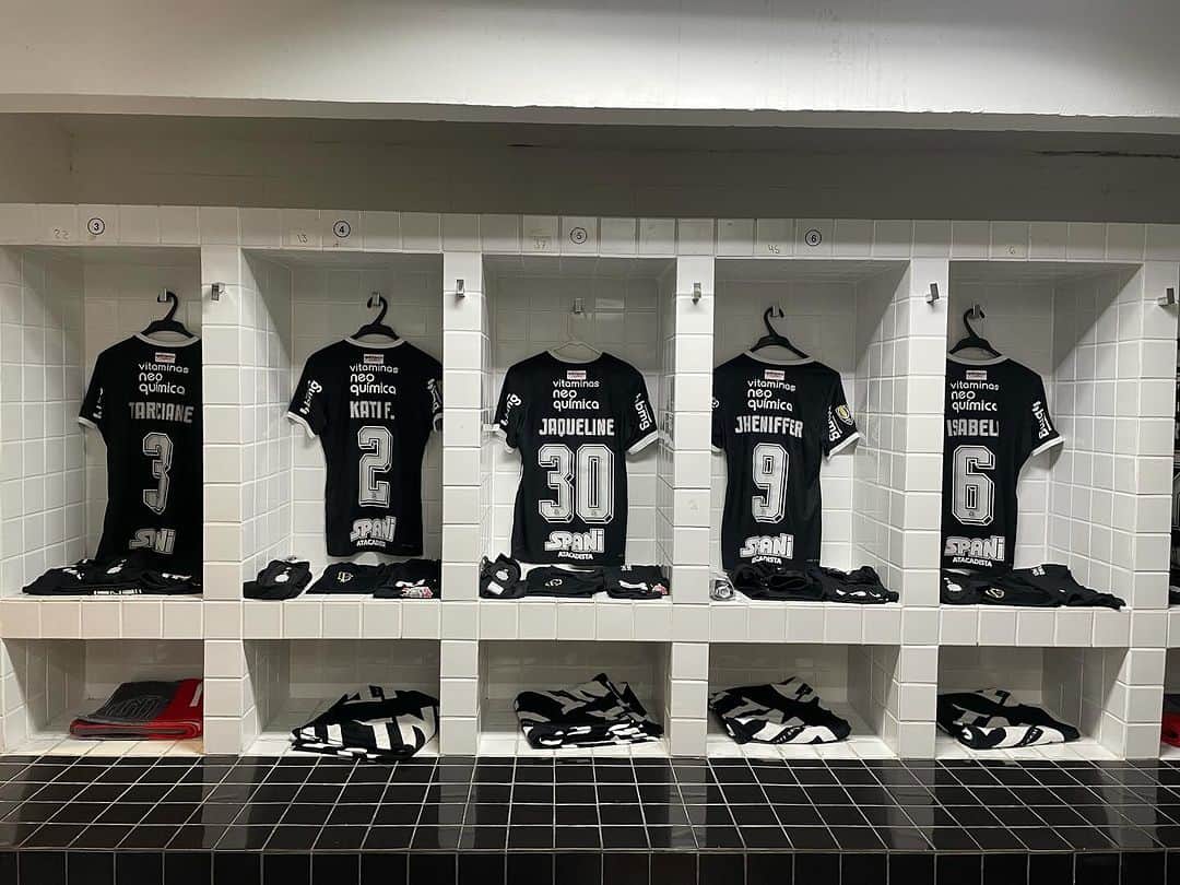 コリンチャンスさんのインスタグラム写真 - (コリンチャンスInstagram)「Vestiário pronto para receber as Brabas!☑️」11月20日 2時11分 - corinthians