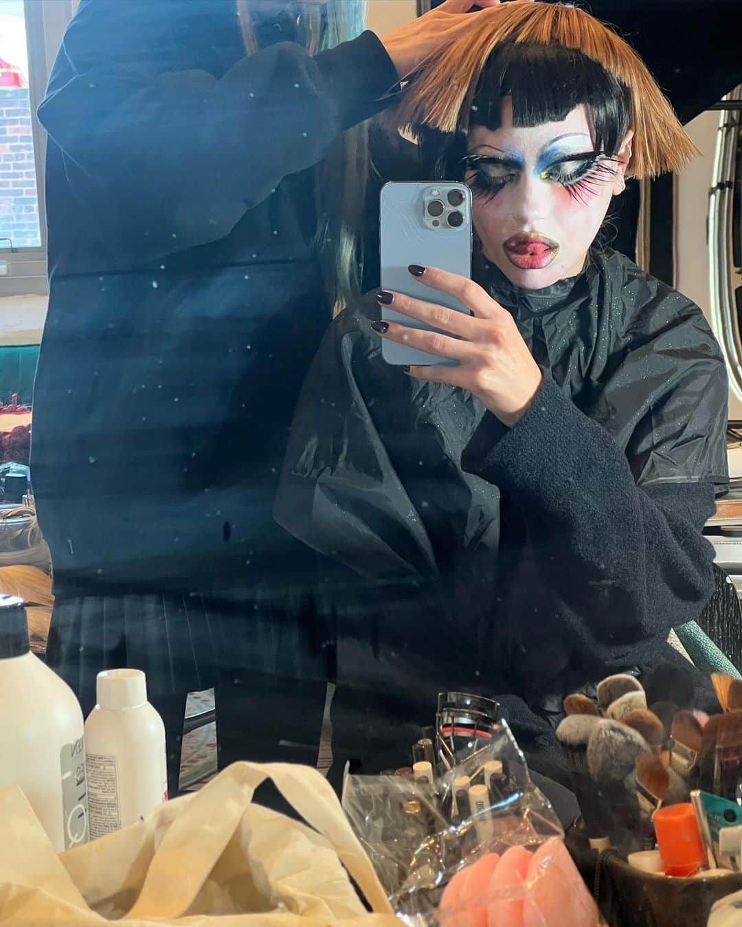 MEREDITH MICKELSONさんのインスタグラム写真 - (MEREDITH MICKELSONInstagram)「had to bleach my eyebrows for a shoot was fun but has come to an end but tips to stop vaping would be appreciated」11月20日 2時15分 - meredithmickelson