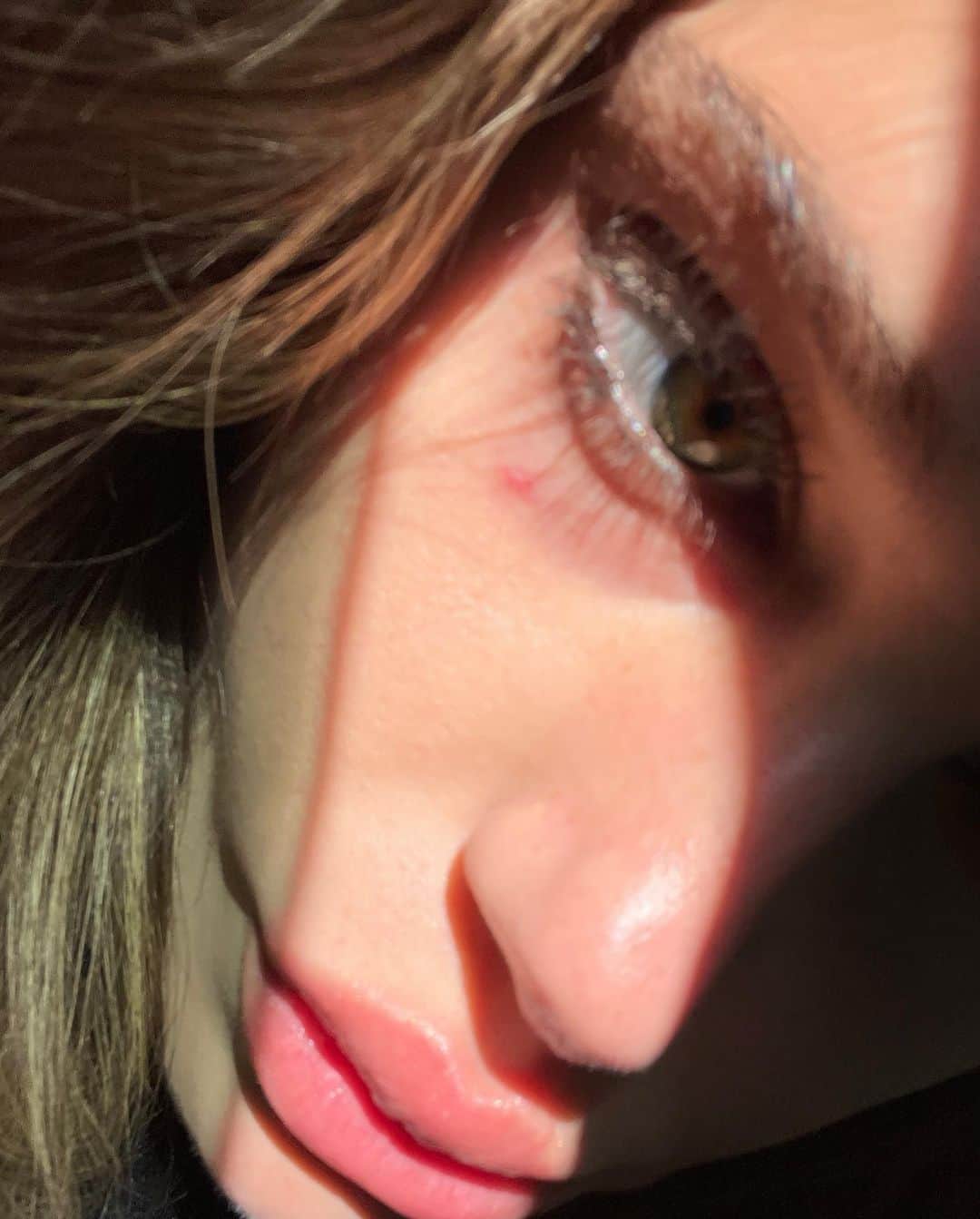 MEREDITH MICKELSONさんのインスタグラム写真 - (MEREDITH MICKELSONInstagram)「had to bleach my eyebrows for a shoot was fun but has come to an end but tips to stop vaping would be appreciated」11月20日 2時15分 - meredithmickelson