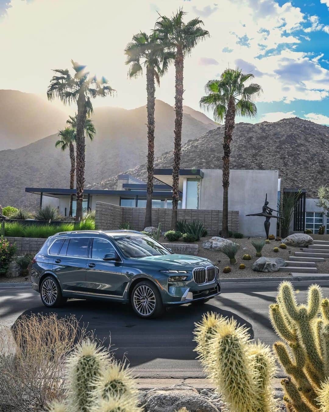 BMWのインスタグラム：「Keep Palm and carry on. 🌴 The BMW X7. #THEX7 #BMW #X7」