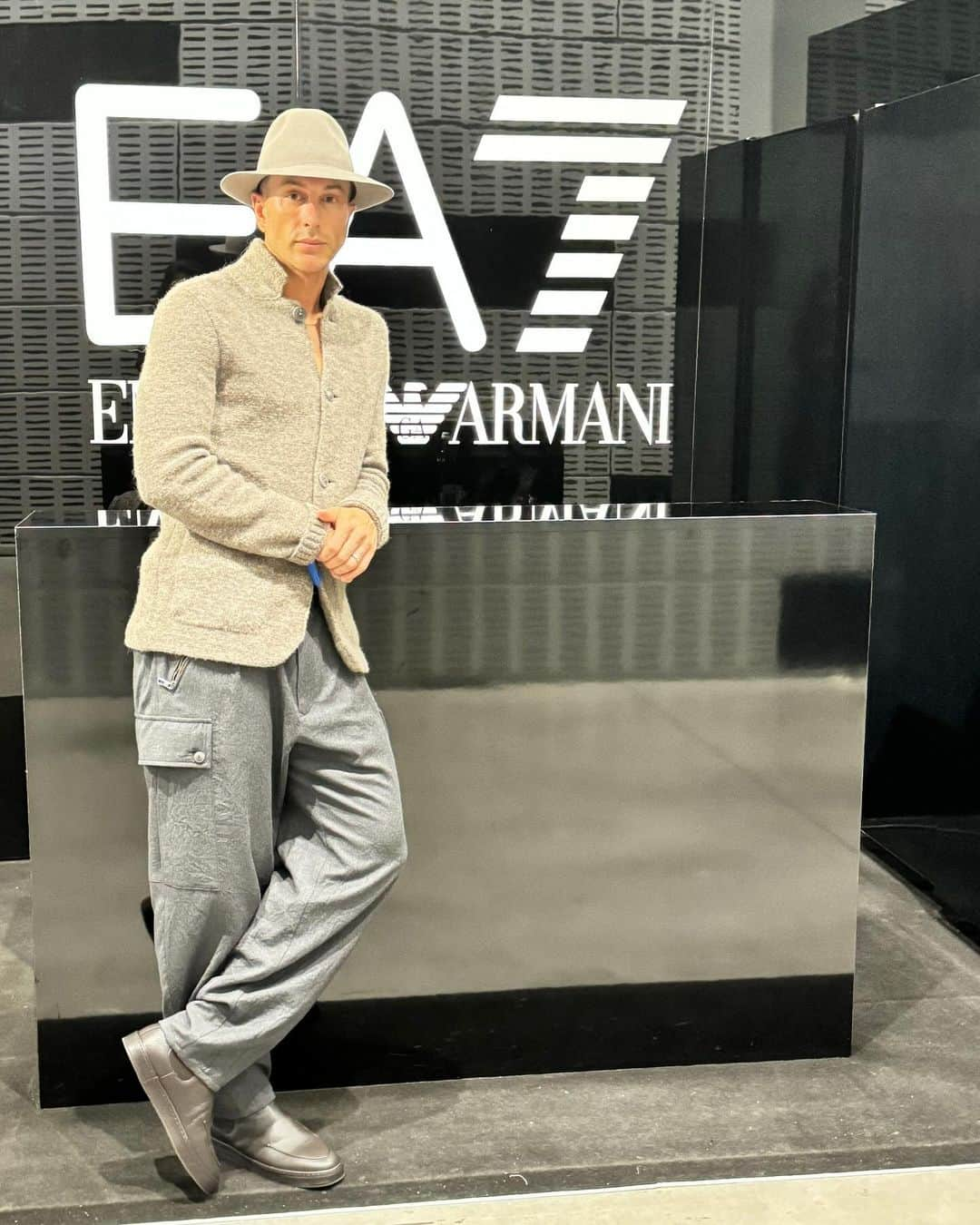 フェデリコ・ベルナルデスキのインスタグラム：「Such an incredible energy. Let the show begin. 🎾🔥 Good luck @janniksin 💪🏻💙  Thanks to @giorgioarmani @emporioarmani   #atpfinals #atpfinals2023」