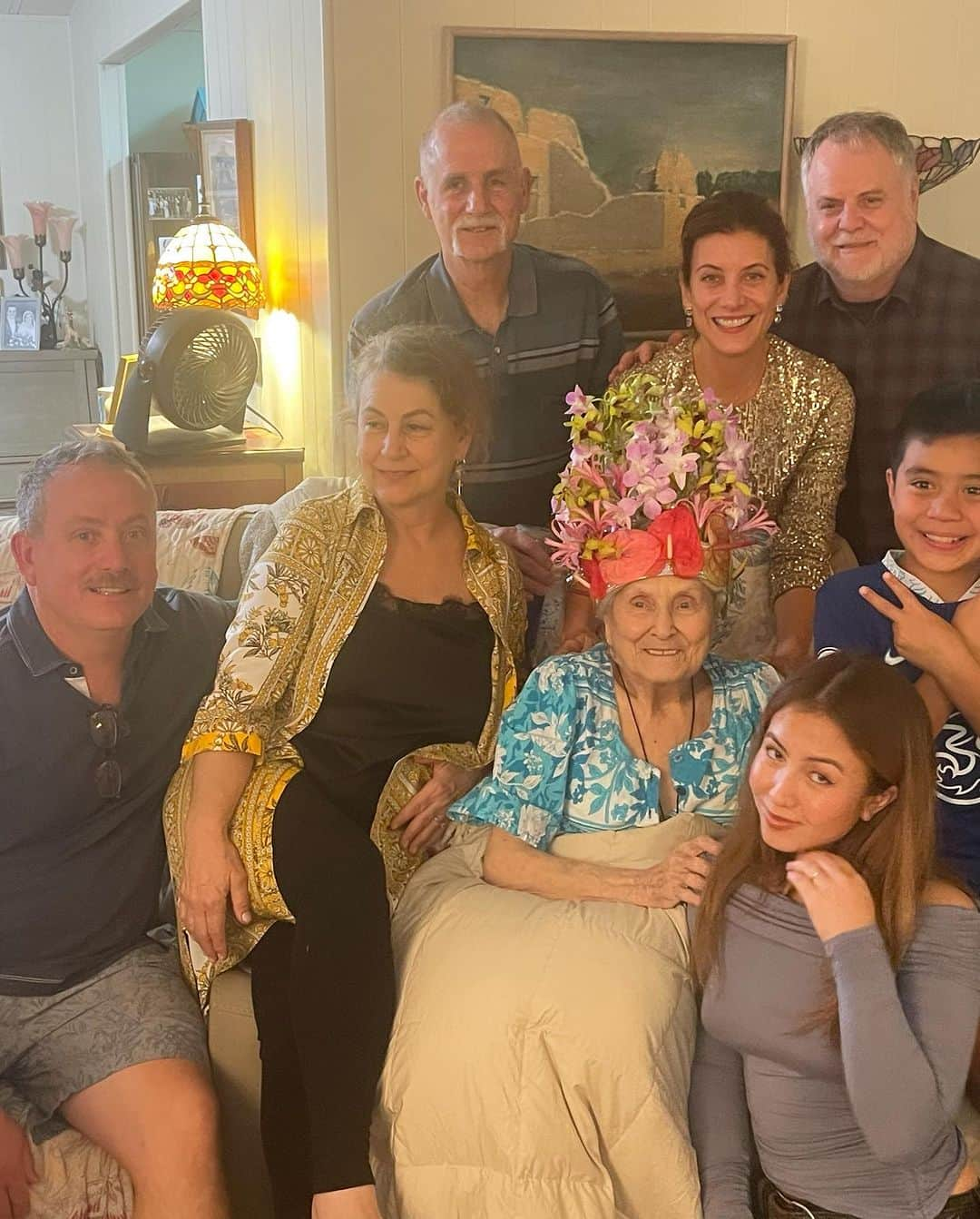 ケイト・ウォルシュさんのインスタグラム写真 - (ケイト・ウォルシュInstagram)「We got to celebrate The Queen @angela_embree aka Angela Catherine Bochetto Embree aka mom turning 90! ✨we were so happy & blessed to all be together and shower her with love, food, song and 🎂 ⭐️ a special thank u to @pretendplantsandflowers for making her very special 🌸 crown!!」11月20日 2時33分 - katewalsh