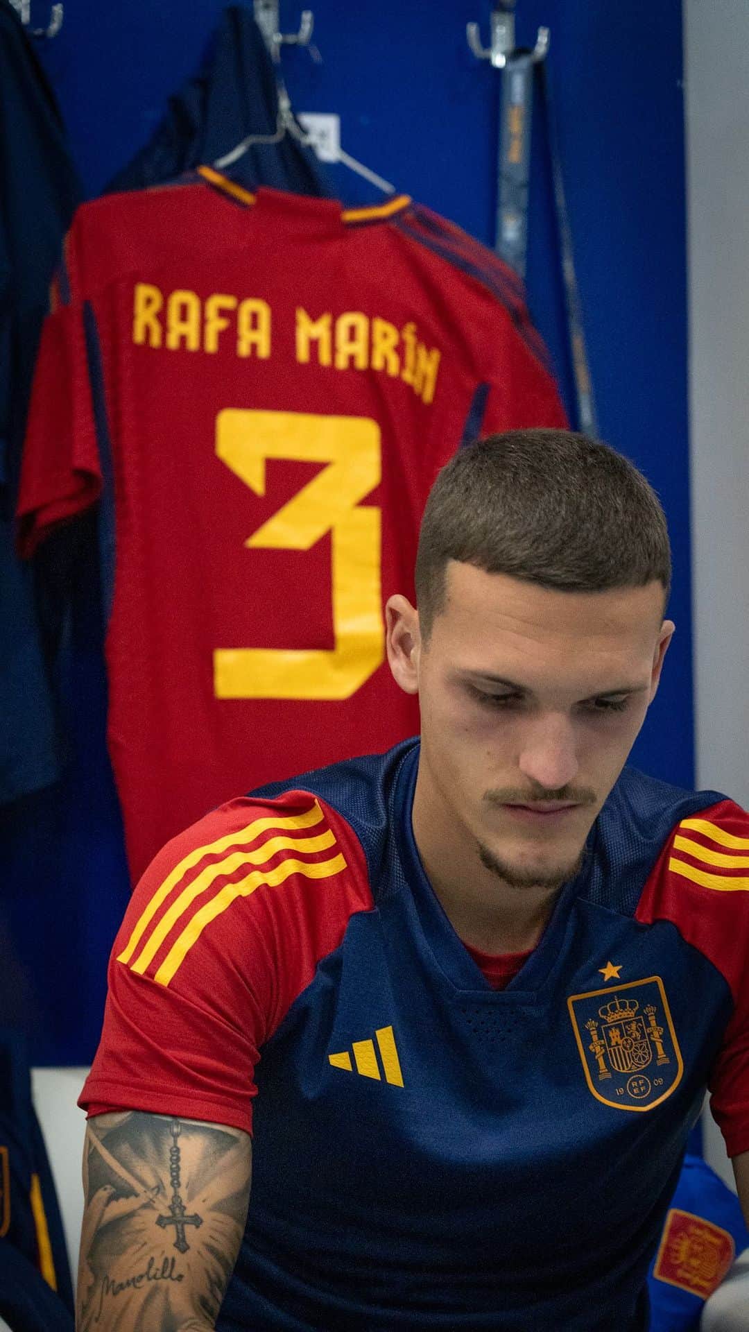 サッカー スペイン代表チームのインスタグラム：「🤔 ¿Cuánto conoces a los jugadores de la @sefutbol sub-21?  📿 Te mostramos los rituales de @rafamarin4 previos a cada partido.  #U21EURO」