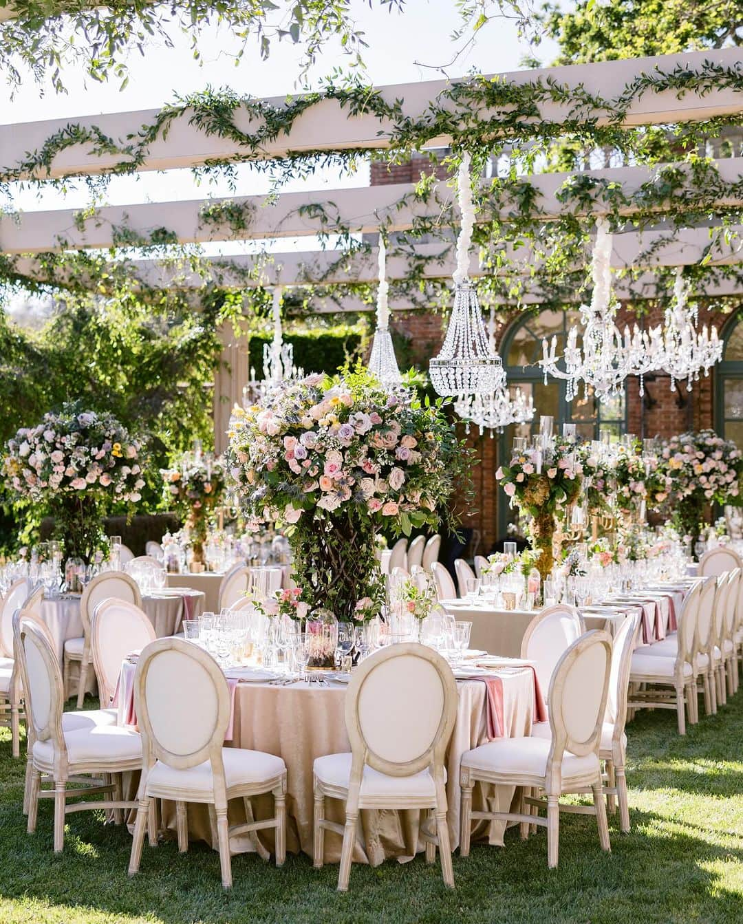 Ceci Johnsonさんのインスタグラム写真 - (Ceci JohnsonInstagram)「POV when @_filoli is transformed into the most whimsical fairytale #gardenwedding!!! . Design + Planning: @coledrakeevents  . Production + Florals: @flowersbyedgar  . 📸: @larissaclevelandphoto  . Stationery: @cecinewyork  . Wardrobe concierge: @theweddingdetailor  . Catering: @paulaleduc  . DJ: @djbrianbofficial  . Makeup: @carriealdous  . Venue: #filoli  . #filoliwedding #filoligardens #filoliweddingphotographer #filoliweddingplanner #filoliflorist」11月20日 2時28分 - cecinewyork