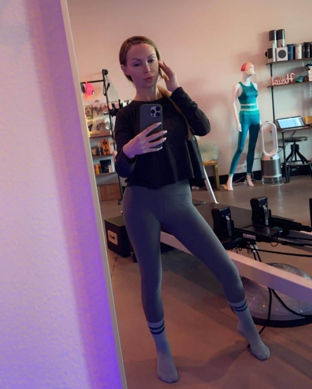 ニッキー・ベンツのインスタグラム：「My Nevada adventure continues. First Pilates class in Vegas!」