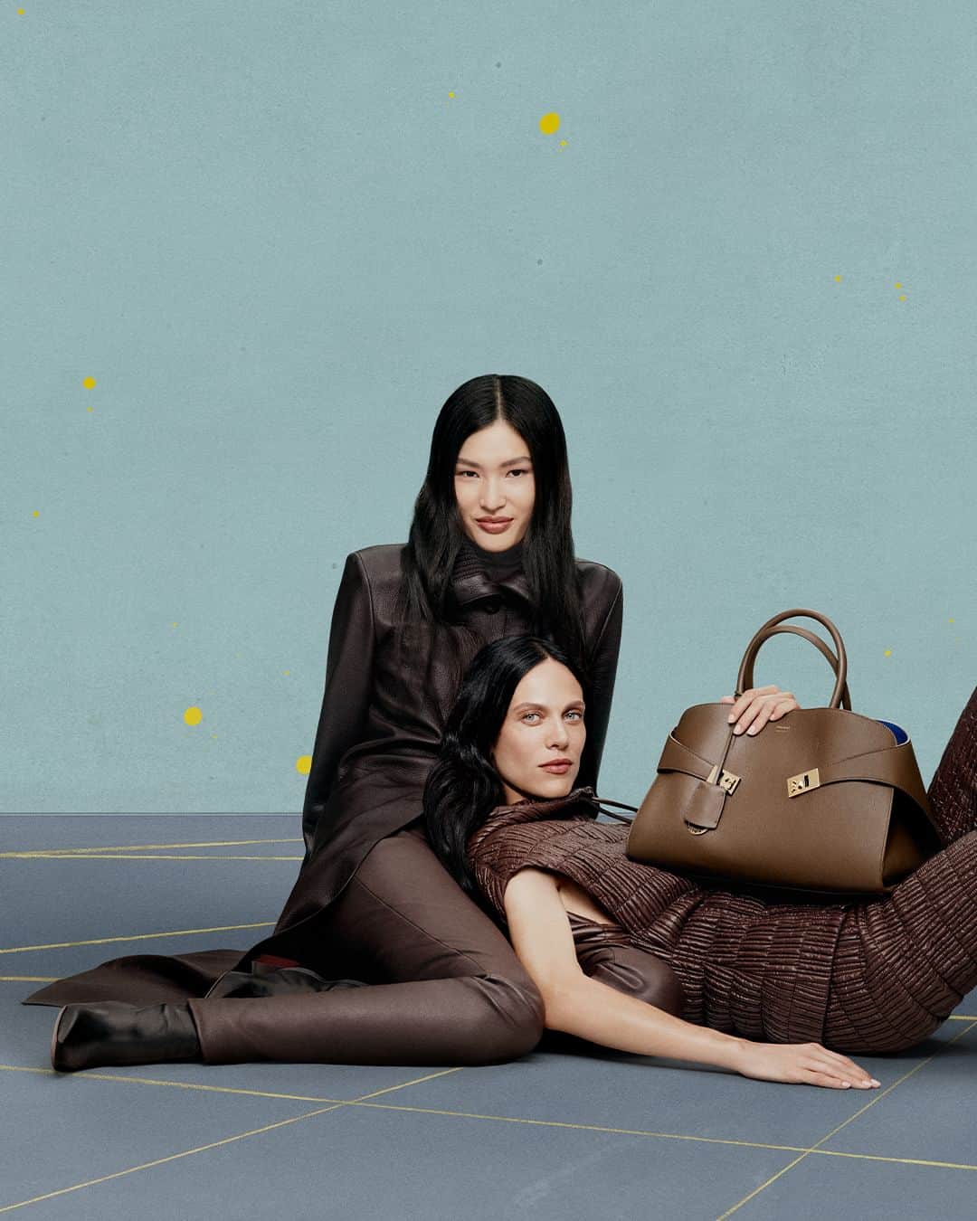サルヴァトーレ・フェラガモのインスタグラム：「The refined and effortless spirit of the Ferragamo community is captured against the historical and artistic beauty of the Renaissance masterpieces in Florence, celebrating the brand’s unique legacy through an exclusive selection of #FerragamoPS24 looks and accessories designed by @_maximiliandavis_ .   Campaign Concept and Creative Direction @ferdinandoverderi Lensed by @rafaelpavarotti_ Back painting by @paolo.ventura」