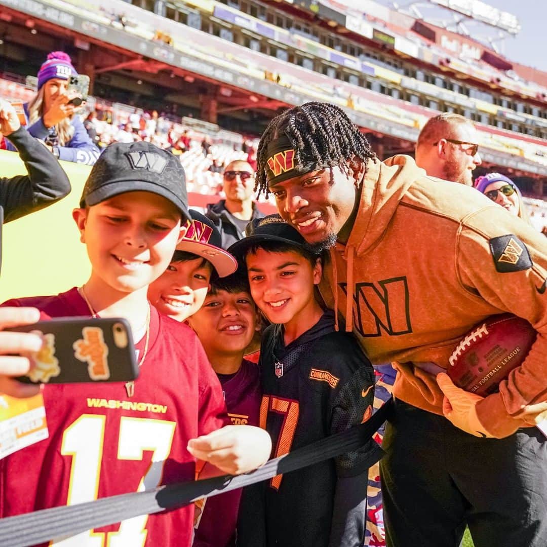 ワシントン・レッドスキンズのインスタグラム：「pregame love 🫶」