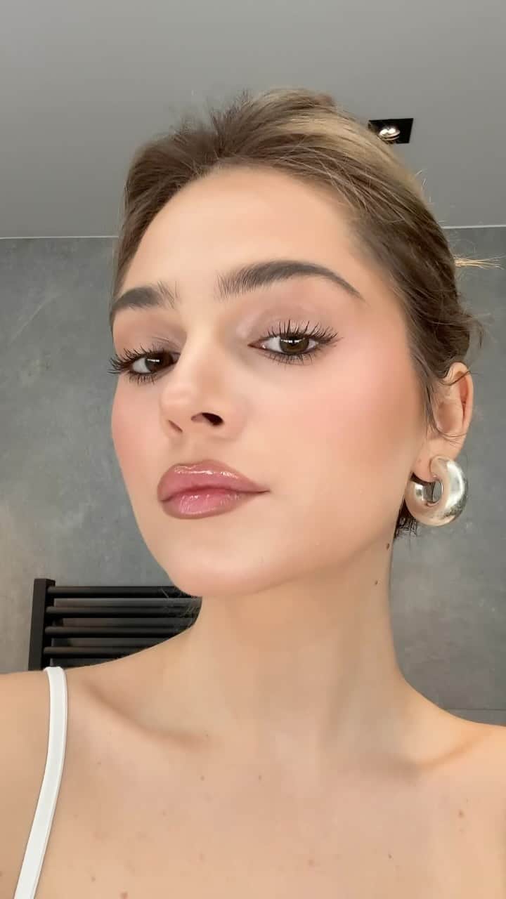 のインスタグラム：「POV: you overline your lips 🎀」