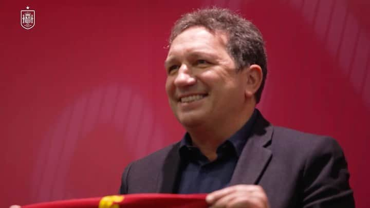 サッカー スペイン代表チームのインスタグラム：「Hay reportajes que son preciosos de hacer y este es uno de ellos.  🗣️ Hablamos con Eusebio Sacristán en el acto que ha celebrado hoy en Valladolid Leyendas España, donde ha sido uno de los homenajeados.  Merece MUCHO la pena.  ℹ️ https://bit.ly/eusebio_191123  #VamosEspaña | #EURO2024」