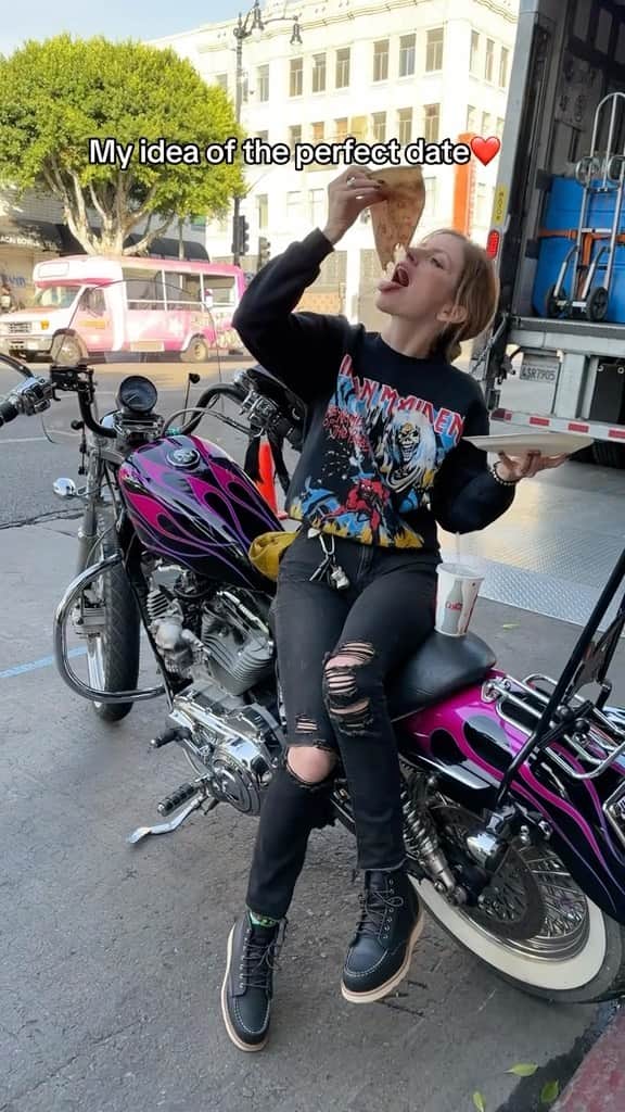 コーディー・レニー・キャメロンのインスタグラム：「Whose coming with?!   #motorcycledate #bikerbabe #harleyoftheday #motorcyclegirl #bikerchick #motorcyclevibe」