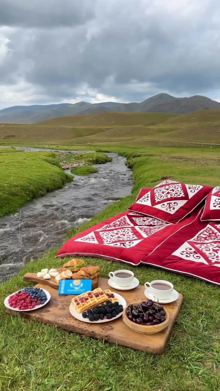 Wonderful Placesのインスタグラム：「@vkadre_kz showing us how to do a picnic in Kazakhstan 🇰🇿 😍 Tag who you’d have it with!!! Would you visit Kazakhstan? 🥰 . 📹 ✨@vkadre_kz✨ 📍 Kazakhstan 🇰🇿  #wonderful_places for a feature ♥️」
