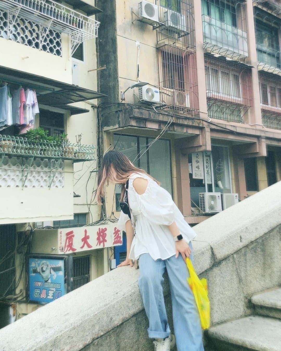 コレサワさんのインスタグラム写真 - (コレサワInstagram)「🇲🇴🇭🇰  マカオと香港にて  けいちゃんが、お気に入りのカメラアプリで撮ってくれた写真達  ポルトガルの雰囲気が残るマカオは街並みがとても素敵です  香港のマンションは 人々の生活を感じれて ノスタルジックでした  旅にはとっておきのお洋服を連れてきたかったので、セシリーのお洋服を沢山スーツケースに入れて行きました。」11月20日 3時00分 - koresawa519