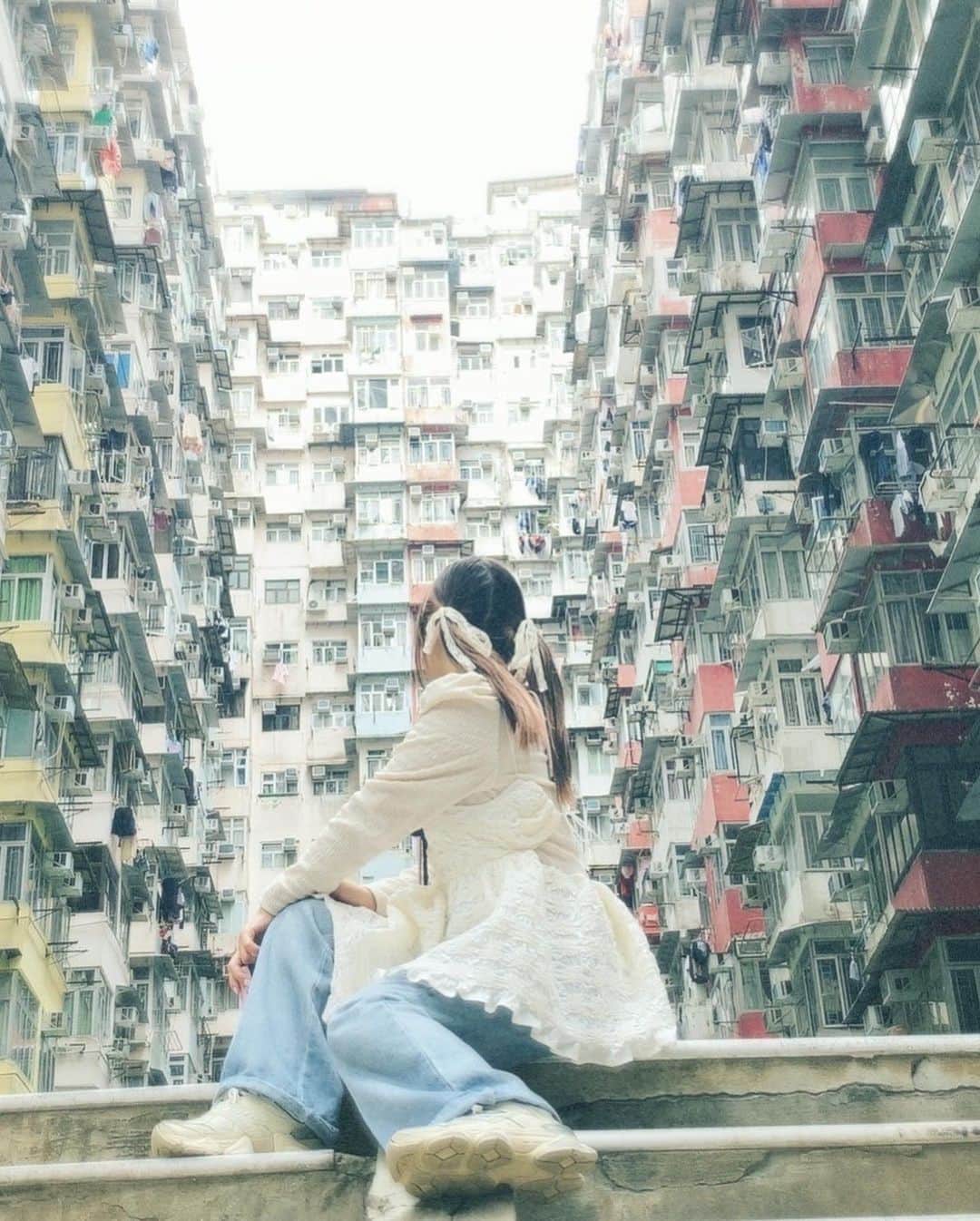 コレサワさんのインスタグラム写真 - (コレサワInstagram)「🇲🇴🇭🇰  マカオと香港にて  けいちゃんが、お気に入りのカメラアプリで撮ってくれた写真達  ポルトガルの雰囲気が残るマカオは街並みがとても素敵です  香港のマンションは 人々の生活を感じれて ノスタルジックでした  旅にはとっておきのお洋服を連れてきたかったので、セシリーのお洋服を沢山スーツケースに入れて行きました。」11月20日 3時00分 - koresawa519